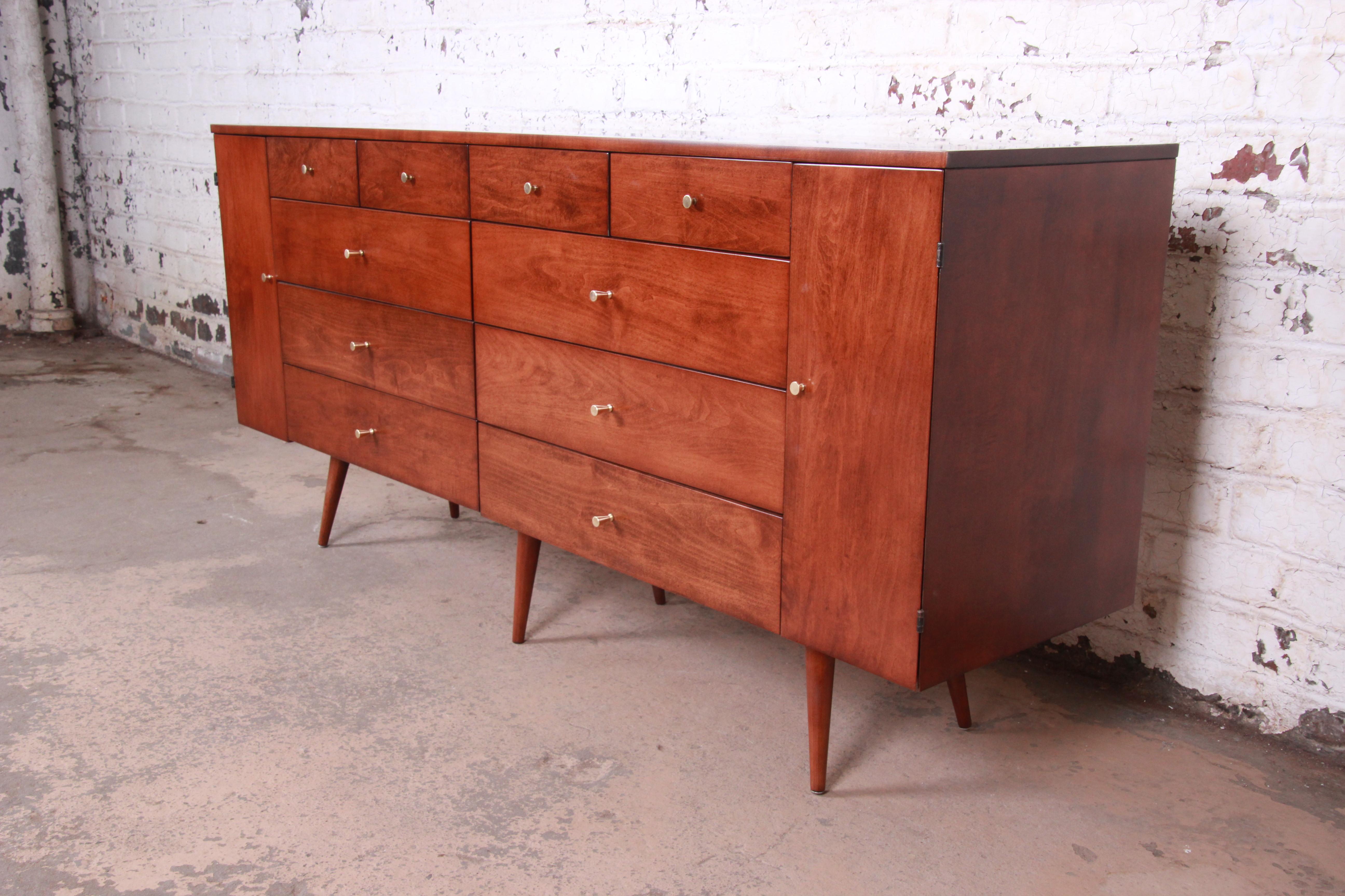 A rare and exceptional Mid-Century Modern 20-drawer long dresser or credenza designed by Paul McCobb for his Planner Group line for Winchendon Furniture. The credenza features solid birch construction with gorgeous wood grain. It offers ample