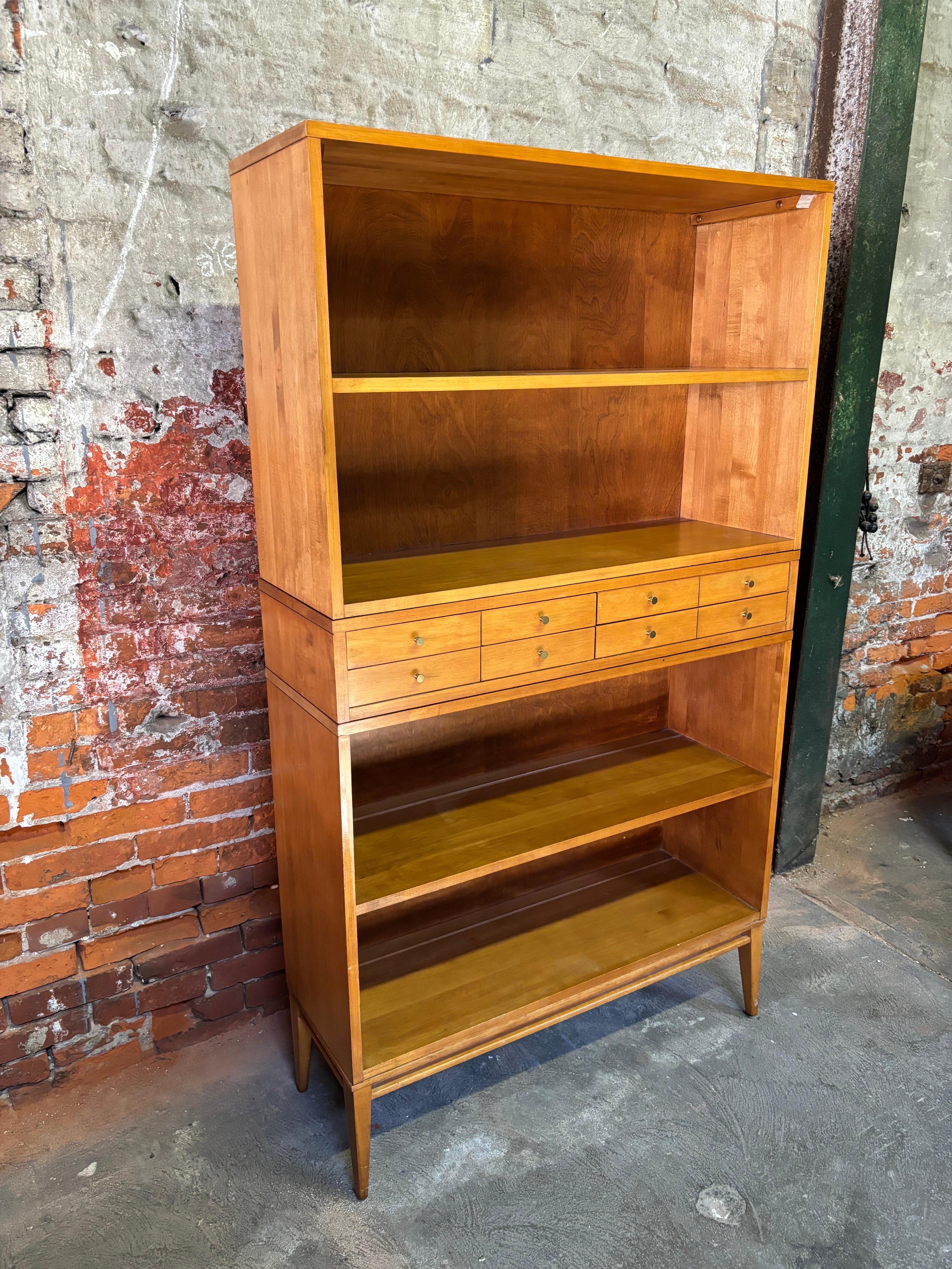 Paul McCobb Planner Group 3 Piece Bookcase Group acquistato direttamente dai proprietari originali!   Tutto originale e molto pulito!  Il mobile centrale a 4 cassetti è un'ottima aggiunta a questo classico design McCobb!  Viene smontato in tre unità