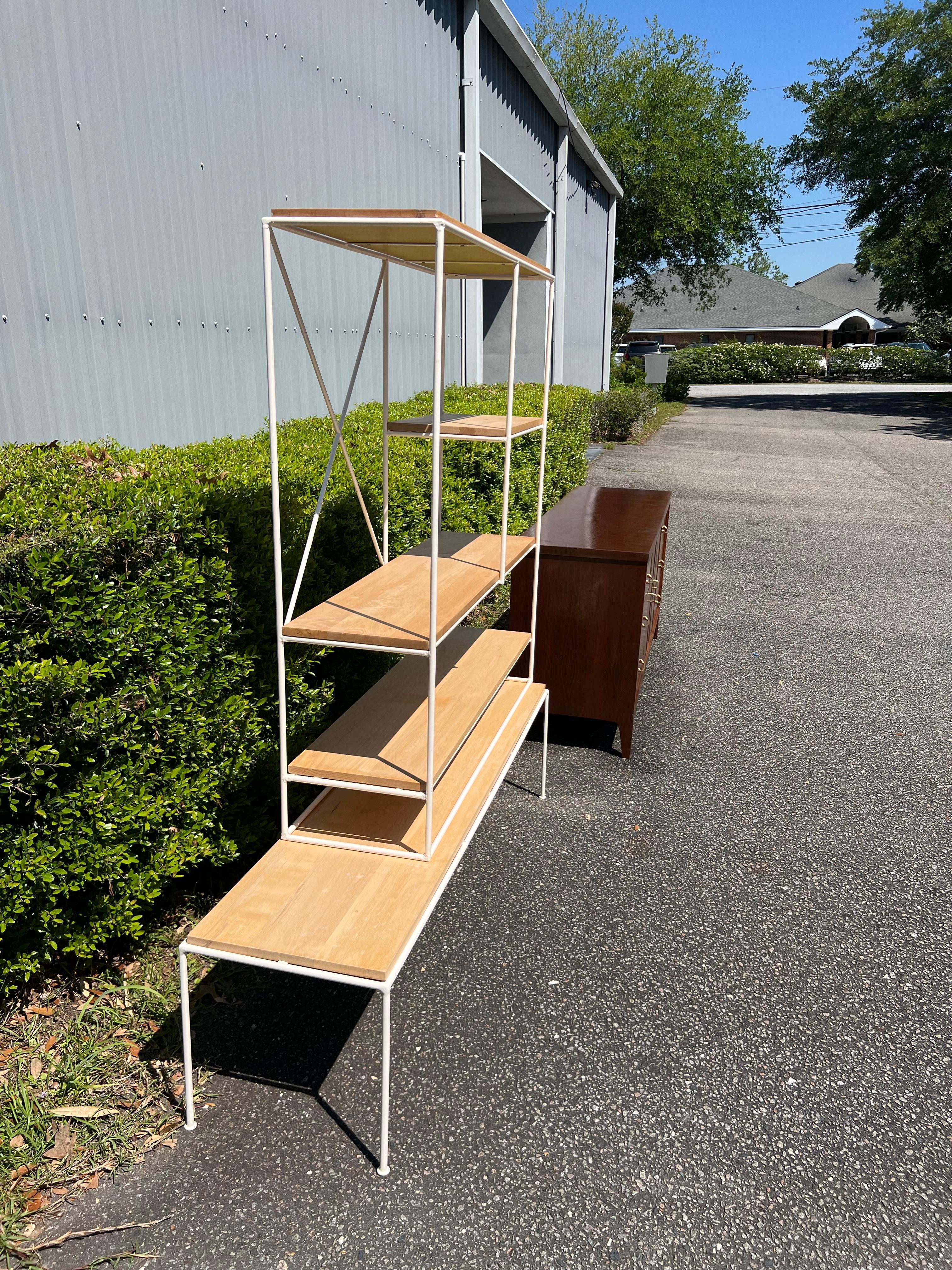 Una libreria / etagere in ferro bianco satinato e legno d'acero chiaro disegnata dall'icona del Mid Century Paul McCobb. Seduto su una piattaforma abbinata in stile panca prodotta dall'azienda di mobili Winchendon della collezione Planner Group.  