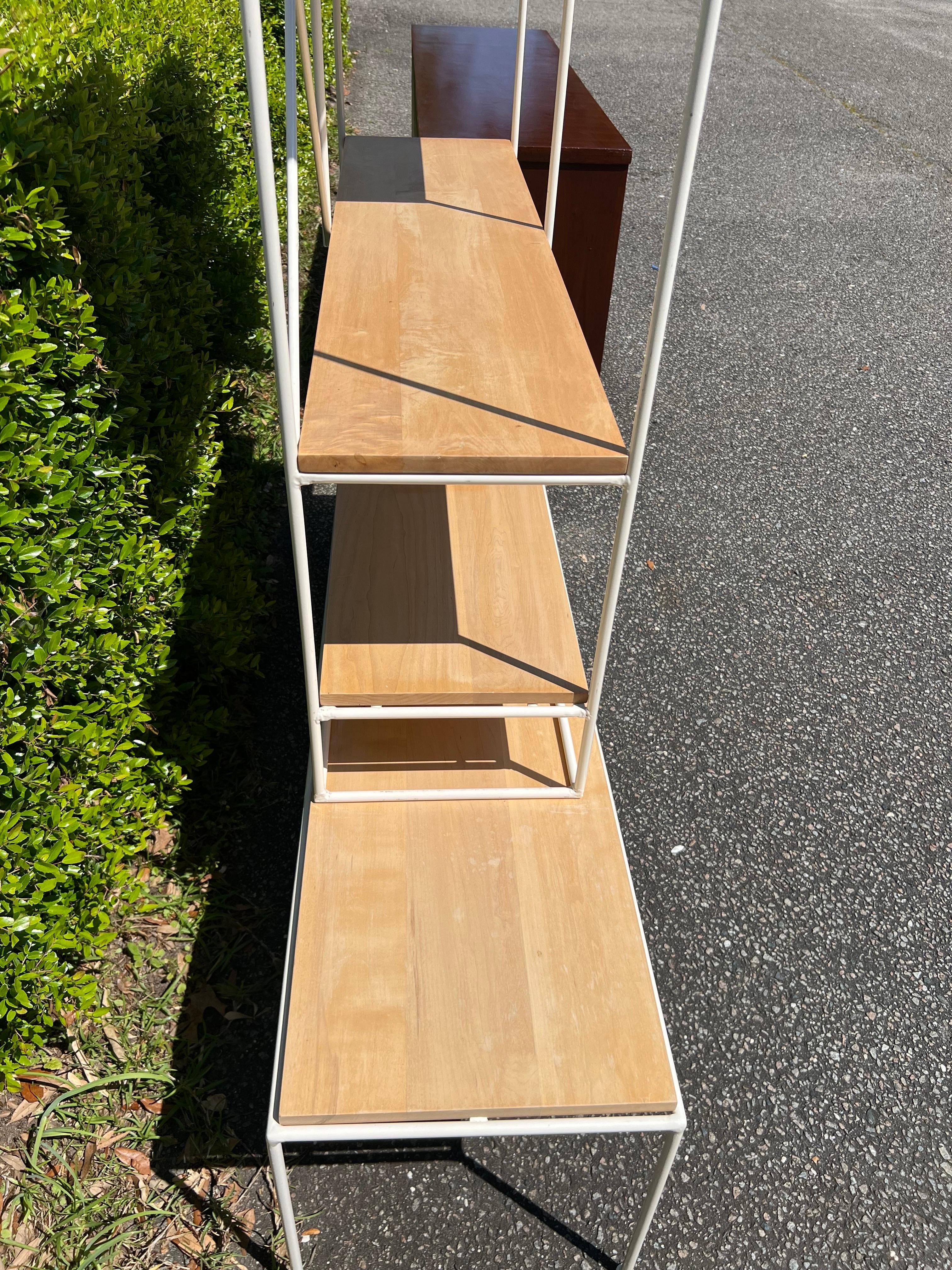Paul McCobb Planner Group Attributed Etagere in ferro bianco e acero chiaro in vendita 1