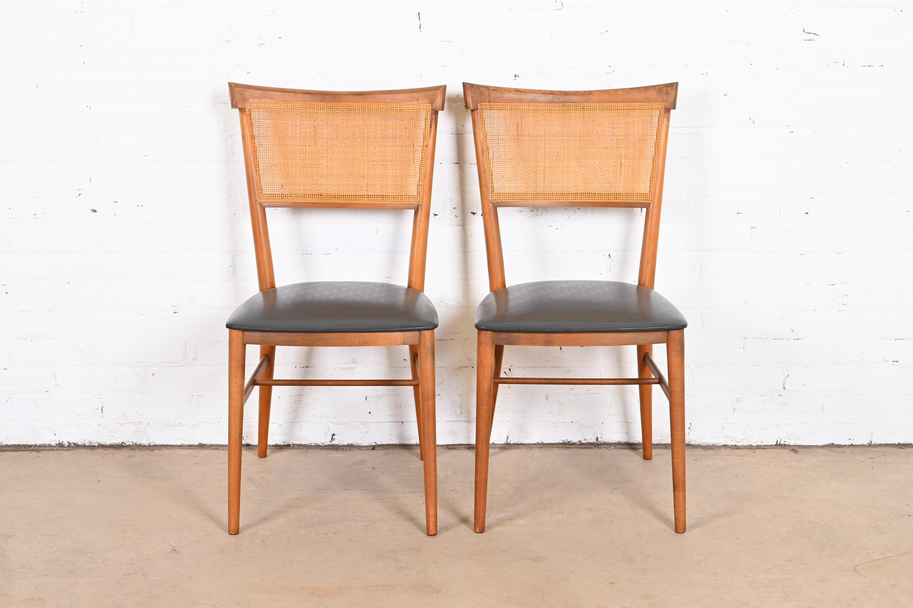 A sleek and stylish pair of Mid-Century Modern side chairs or dining chairs

By Paul McCobb for Winchendon Furniture, 