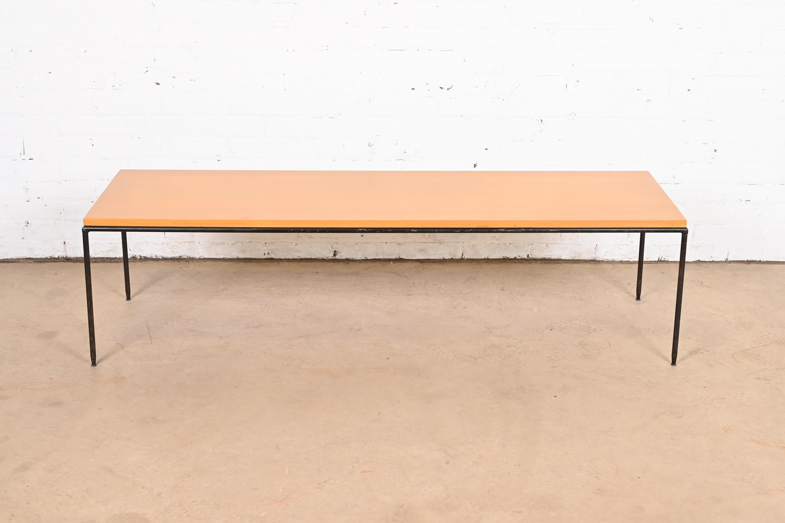Una excepcional mesa de centro o banco moderno de mediados de siglo

Por Paul McCobb para Winchendon Furniture, 