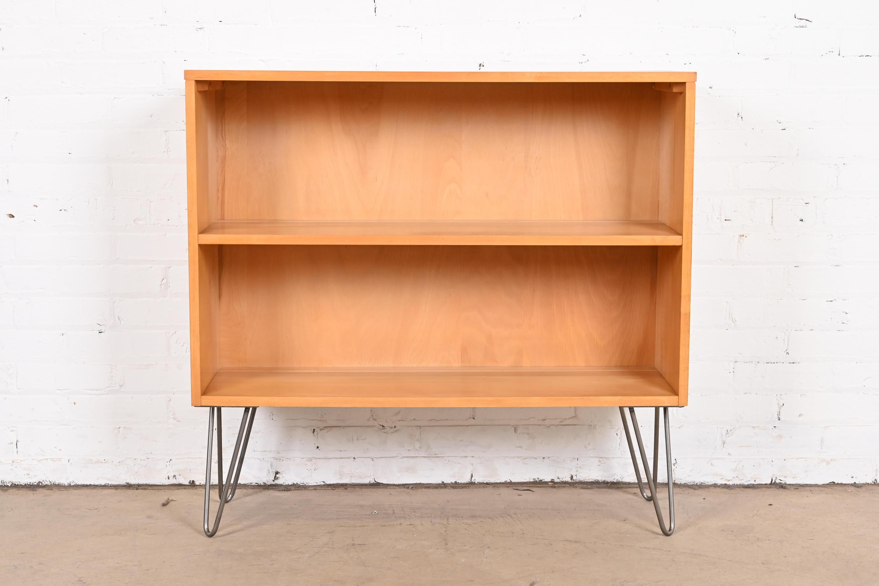 Ein elegantes und stilvolles Mid-Century Modern Bücherregal

Von Paul McCobb für Winchendon Furniture, 