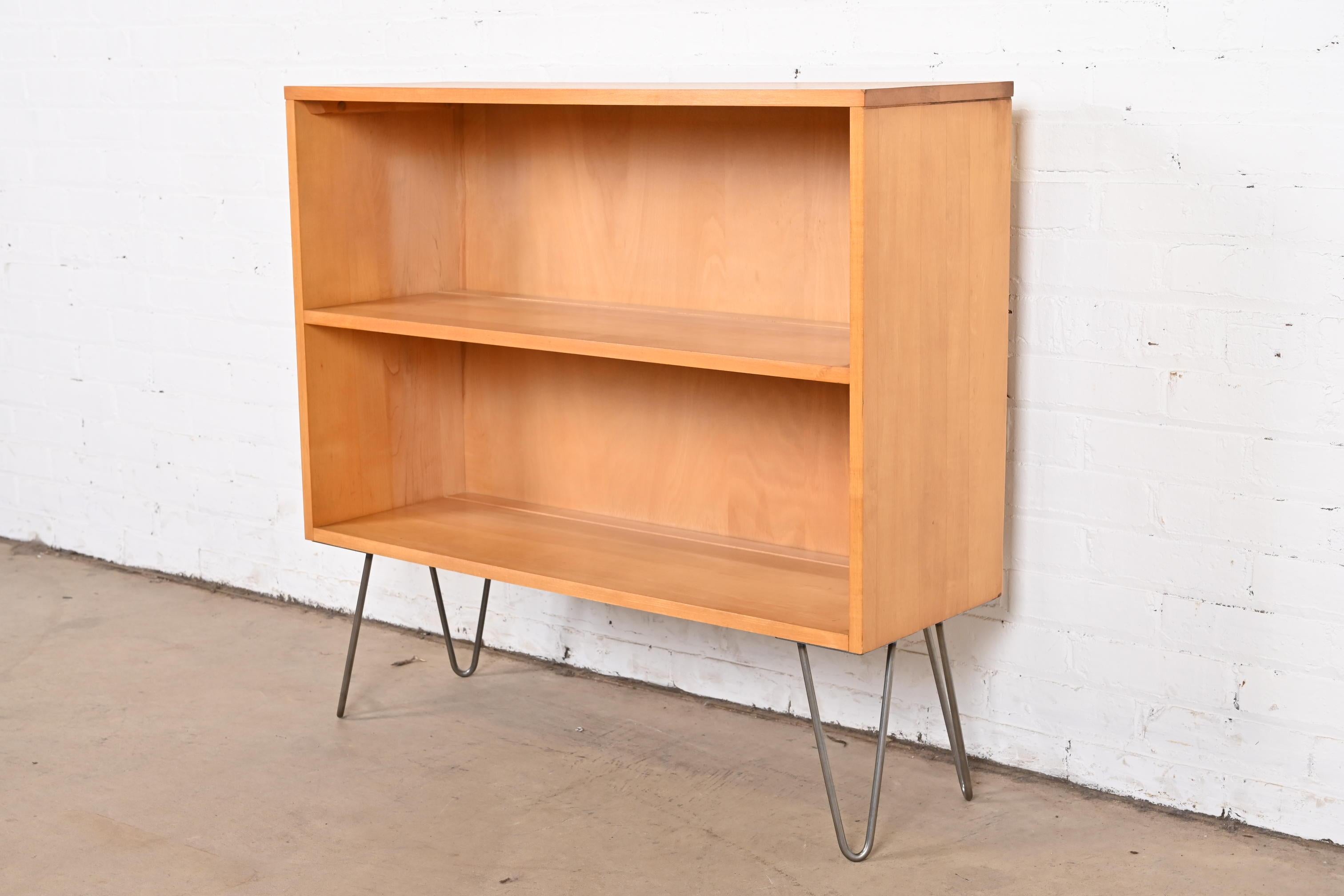 Mid-Century Modern Paul McCobb Planner Group Birch Bookcase on Hairpin Legs, 1950s For Sale