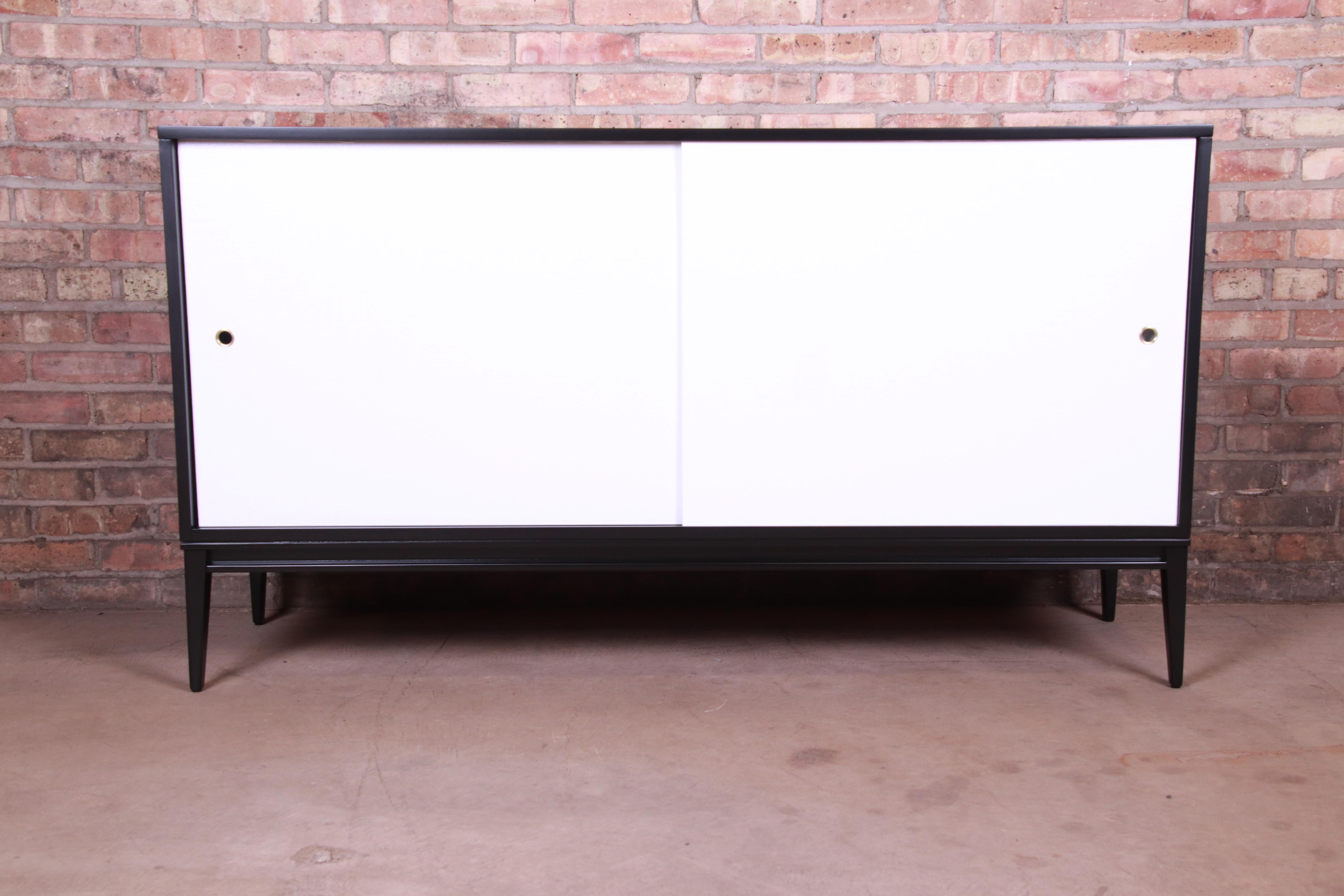 A rare and exceptional Mid-Century Modern sideboard credenza or bar cabinet

By Paul McCobb for Winchendon Furniture 