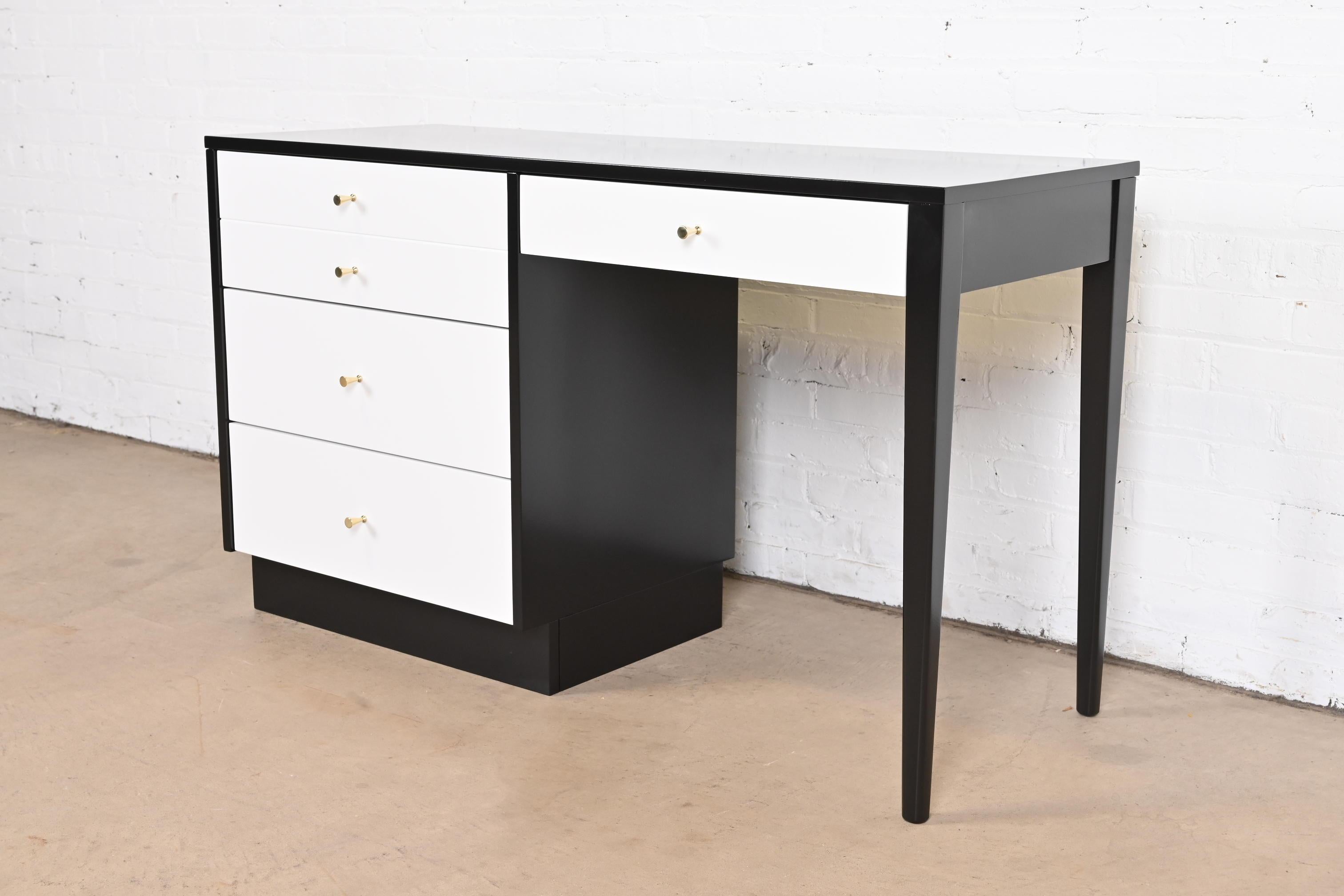 Ein außergewöhnlicher minimalistischer Mid-Century Modern-Schreibtisch mit vier Schubladen

Von Paul McCobb für Winchendon Furniture, 