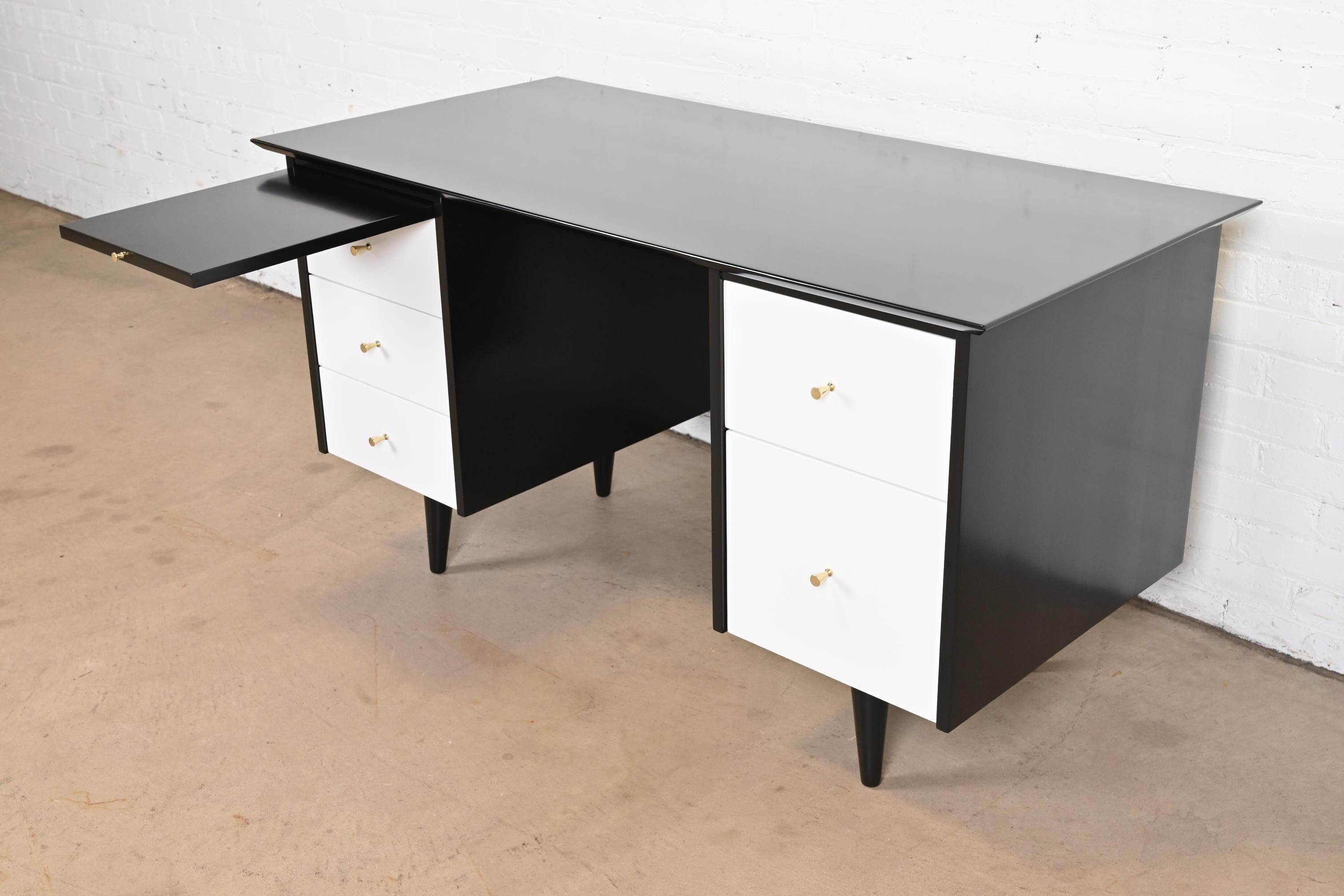 Paul McCobb Planner Group Black and White Lacquered Double Pedestal Desk, 1950s For Sale 5