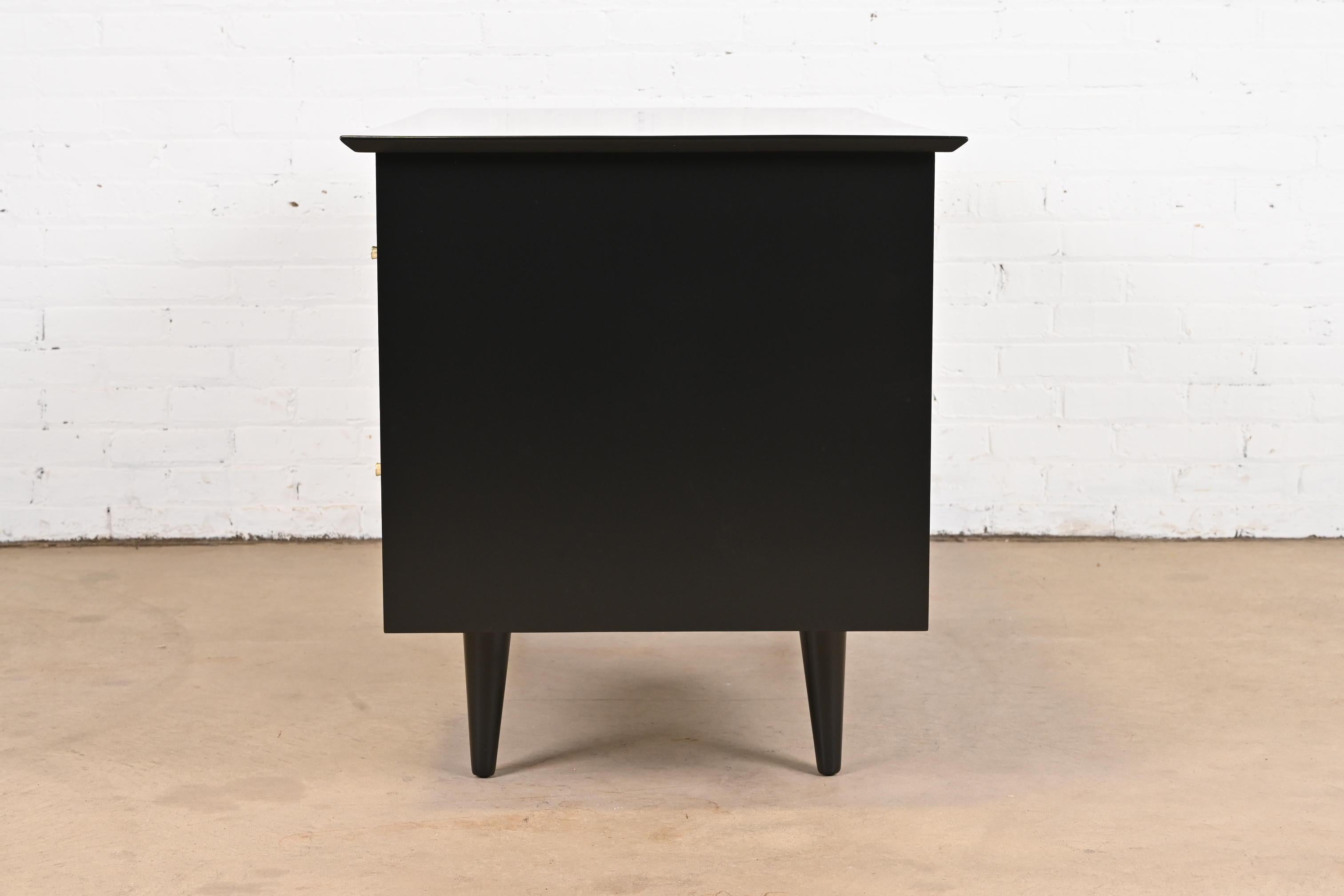 Paul McCobb Planner Group Black and White Lacquered Double Pedestal Desk, 1950s For Sale 8