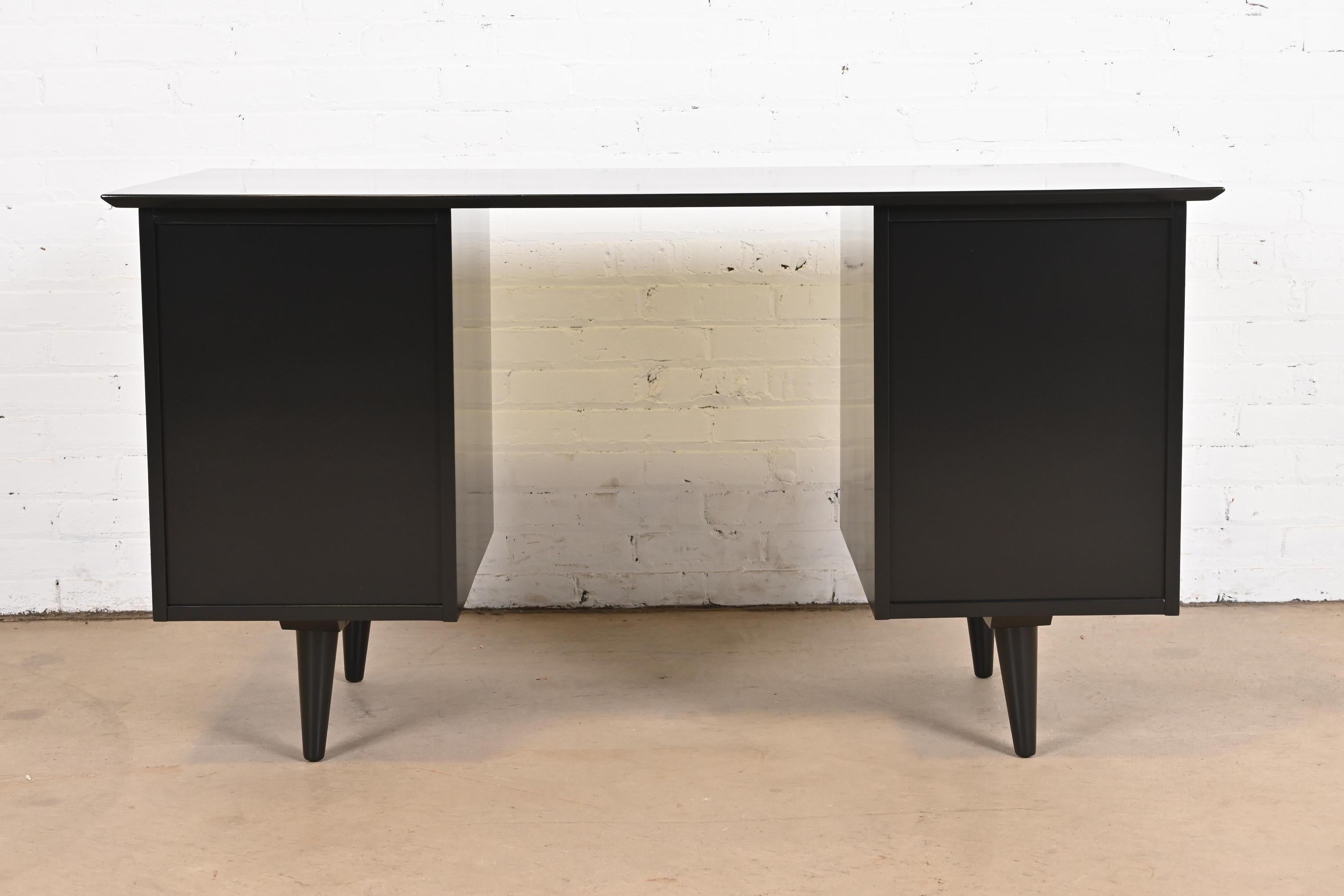 Paul McCobb Planner Group Black and White Lacquered Double Pedestal Desk, 1950s For Sale 9