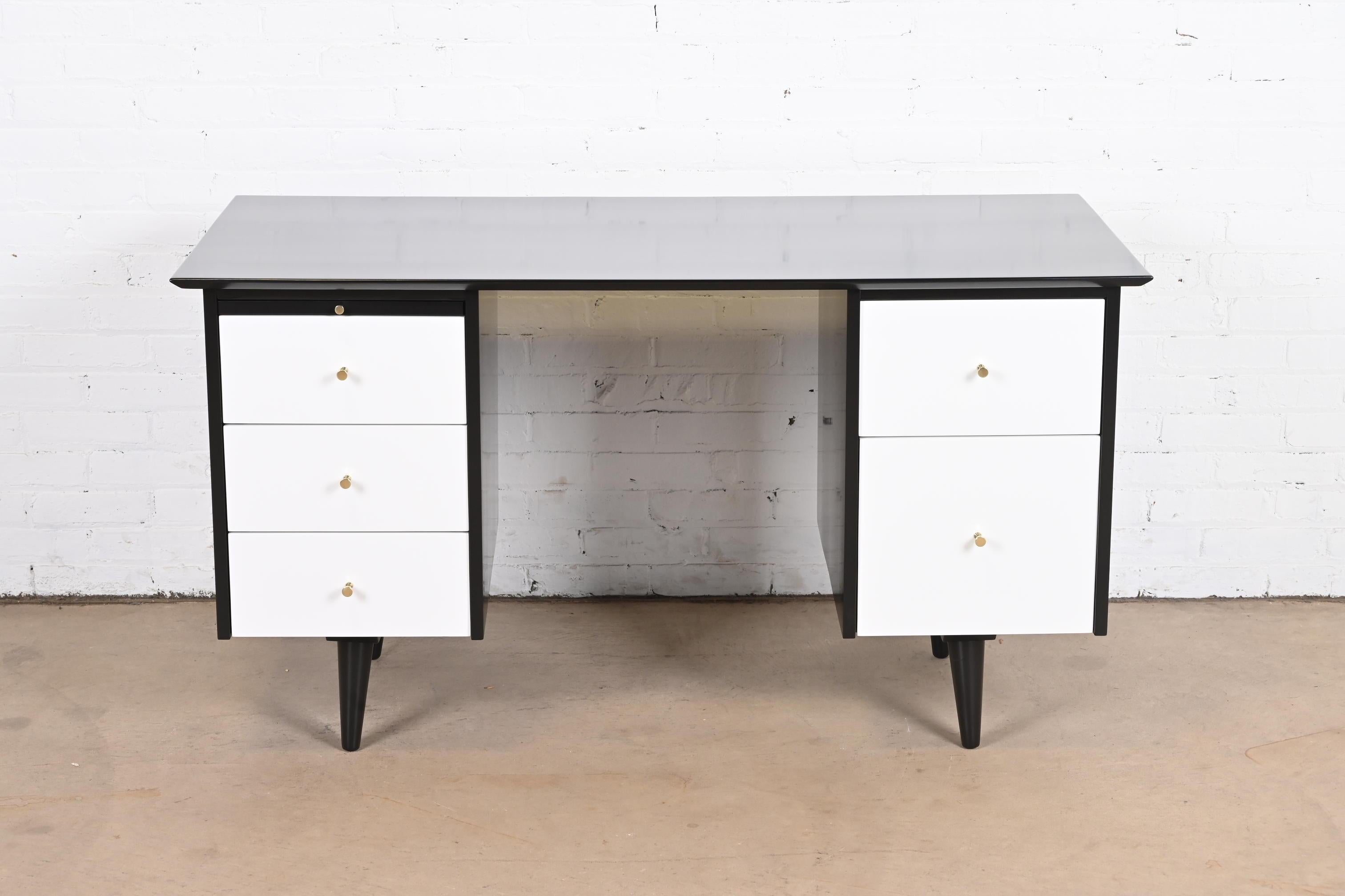 Paul McCobb Planner Group Black and White Lacquered Double Pedestal Desk, 1950s In Good Condition For Sale In South Bend, IN