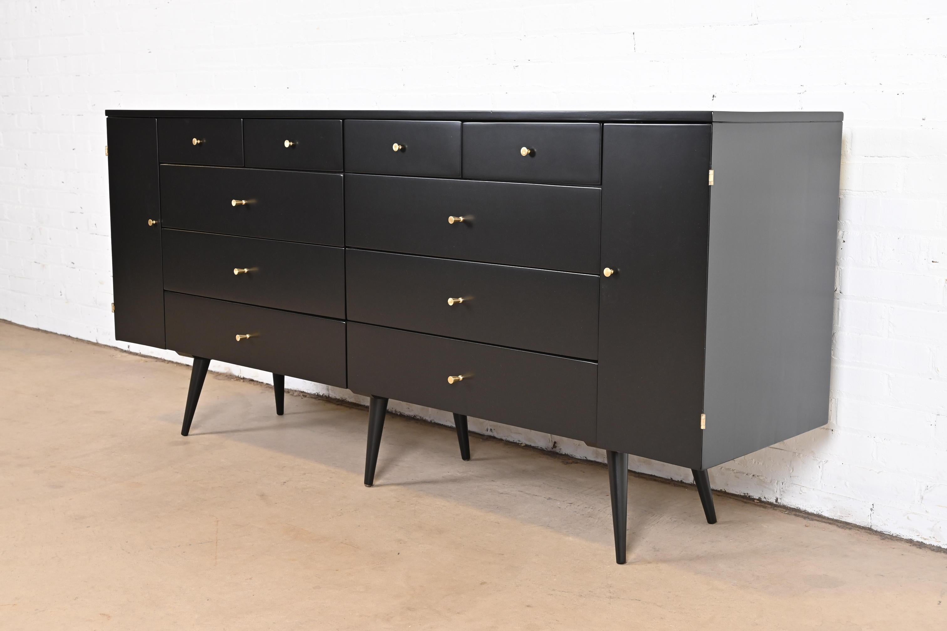 An outstanding Mid-Century Modern 20-drawer dresser or credenza

By Paul McCobb for Winchendon Furniture, 