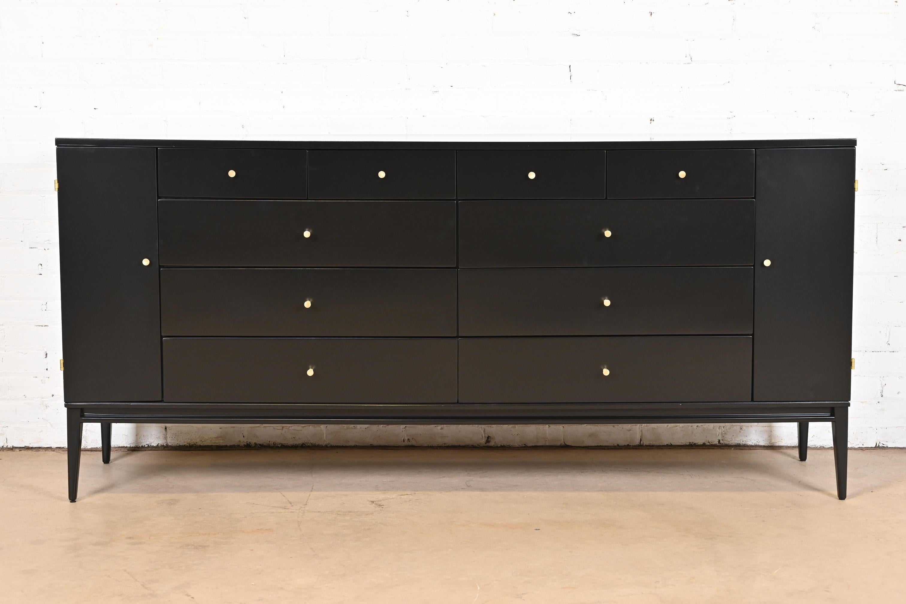 An outstanding Mid-Century Modern 20-drawer dresser or credenza

By Paul McCobb for Winchendon Furniture, 
