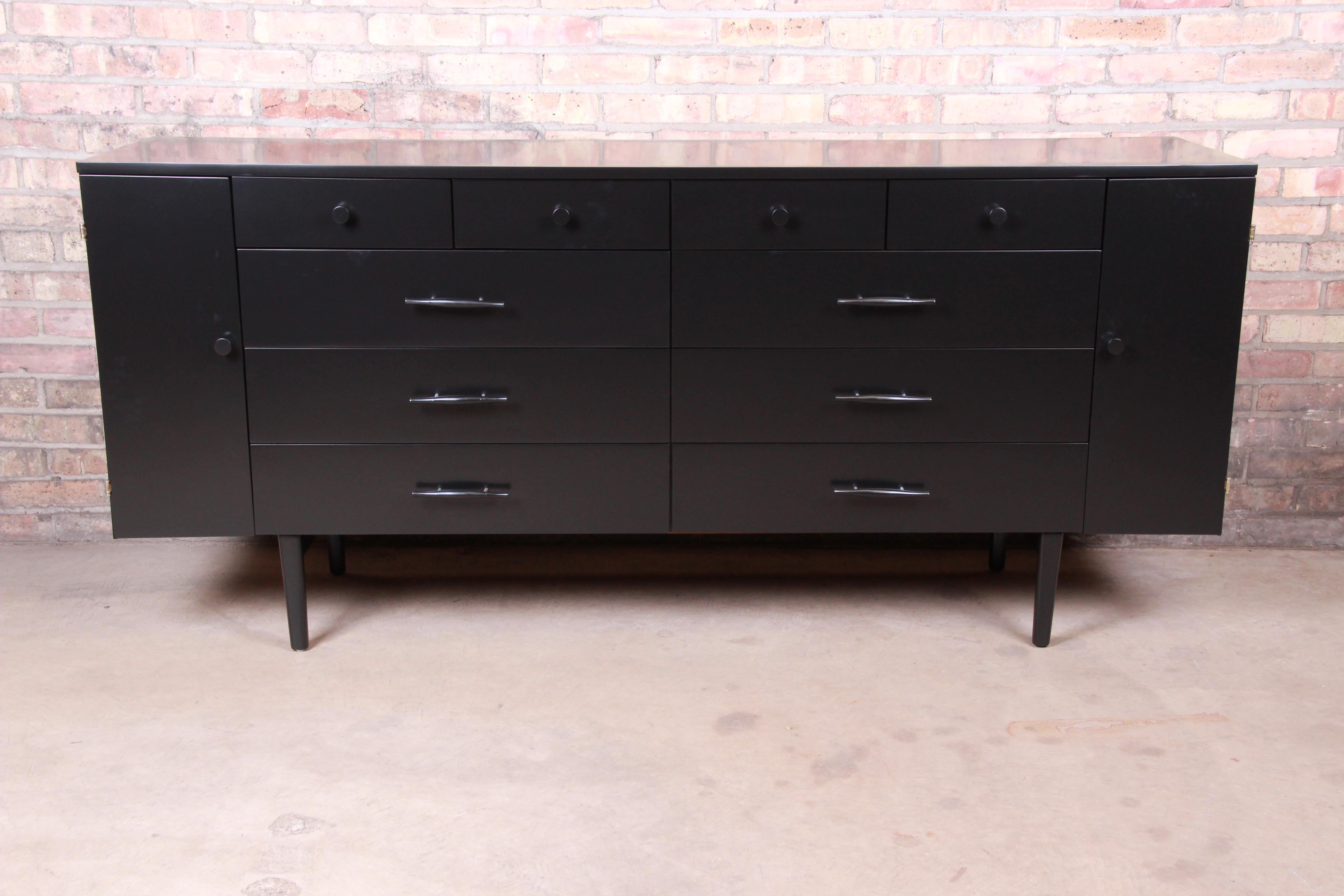 A rare and exceptional Mid-Century Modern 20-drawer dresser or credenza

By Paul McCobb for Winchendon Furniture 