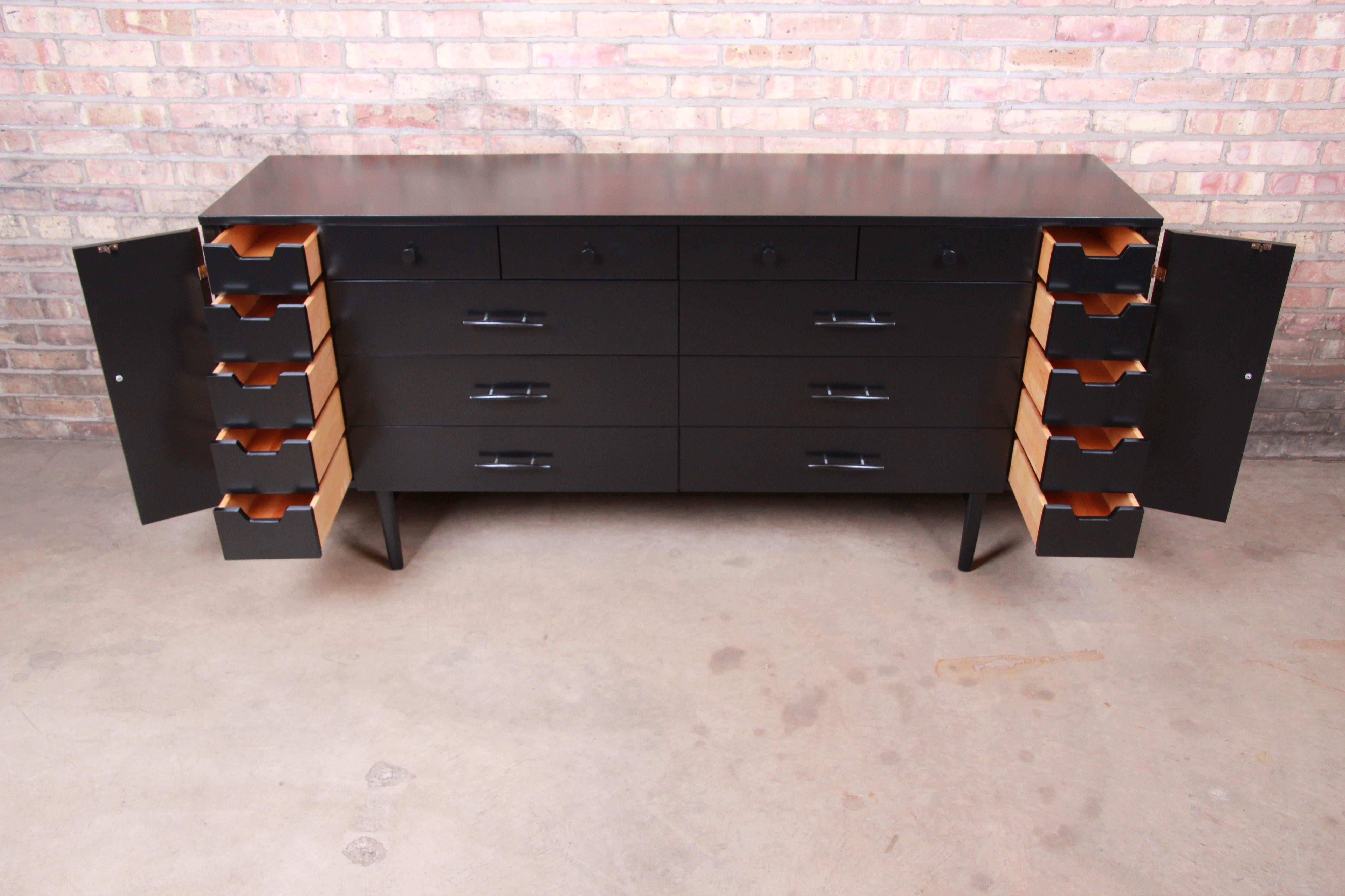 Paul McCobb Planner Group Black Lacquered 20-Drawer Dresser or Credenza, 1950s In Good Condition In South Bend, IN