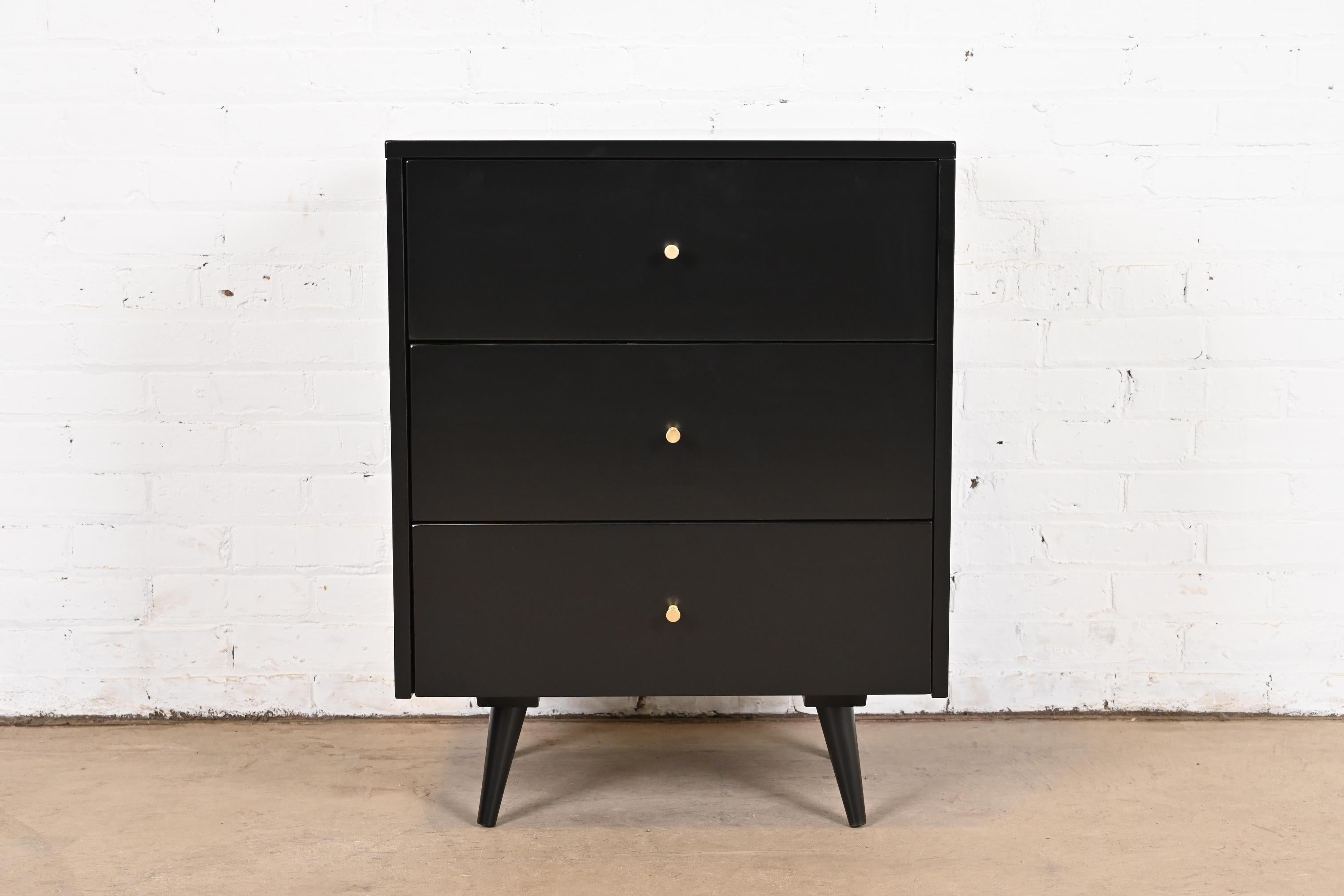 An exceptional Mid-Century Modern three-drawer bachelor chest or bedside chest

By Paul McCobb for Winchendon Furniture, 