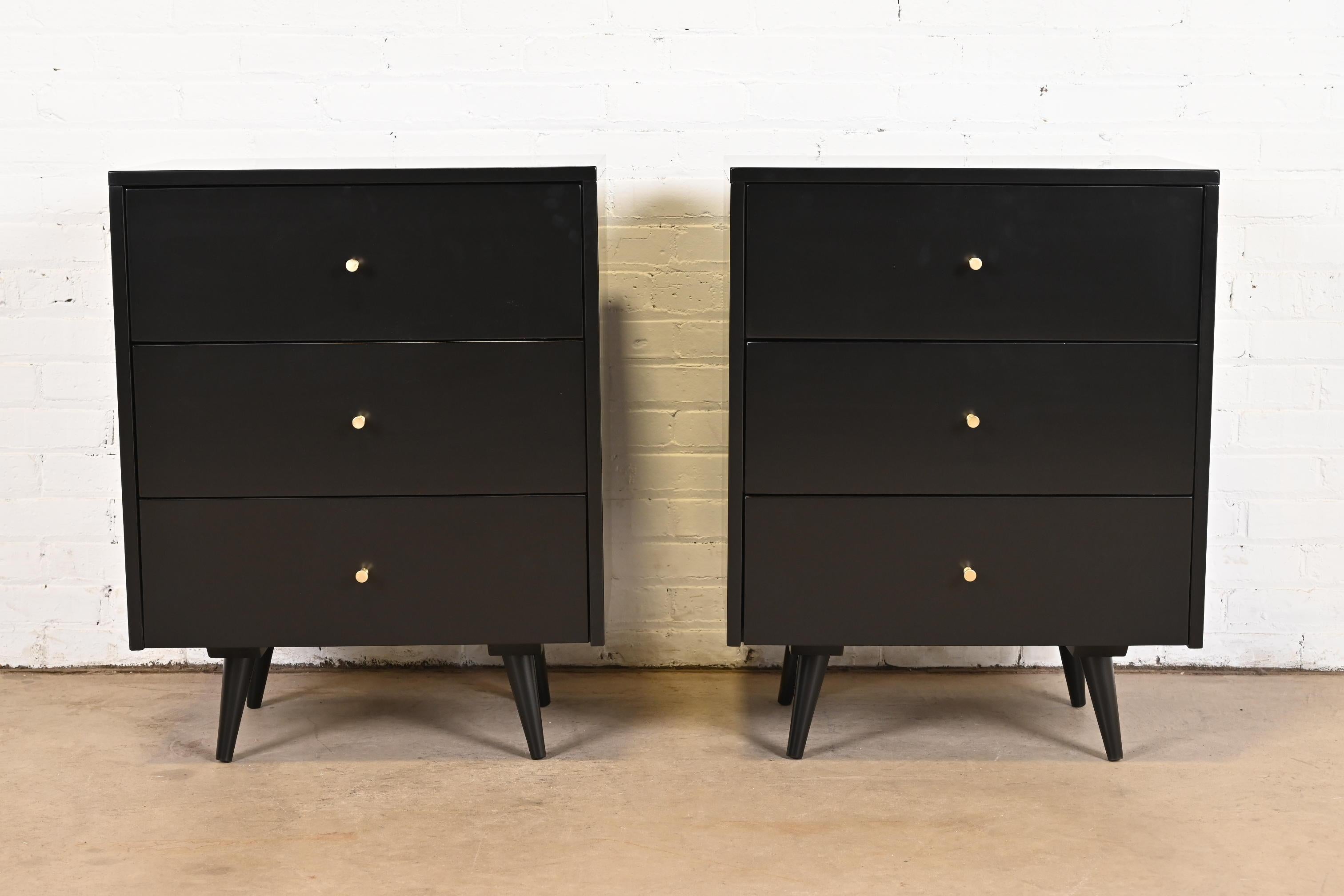 An exceptional pair of Mid-Century Modern three-drawer nightstands or bachelor chests

By Paul McCobb for Winchendon Furniture, 