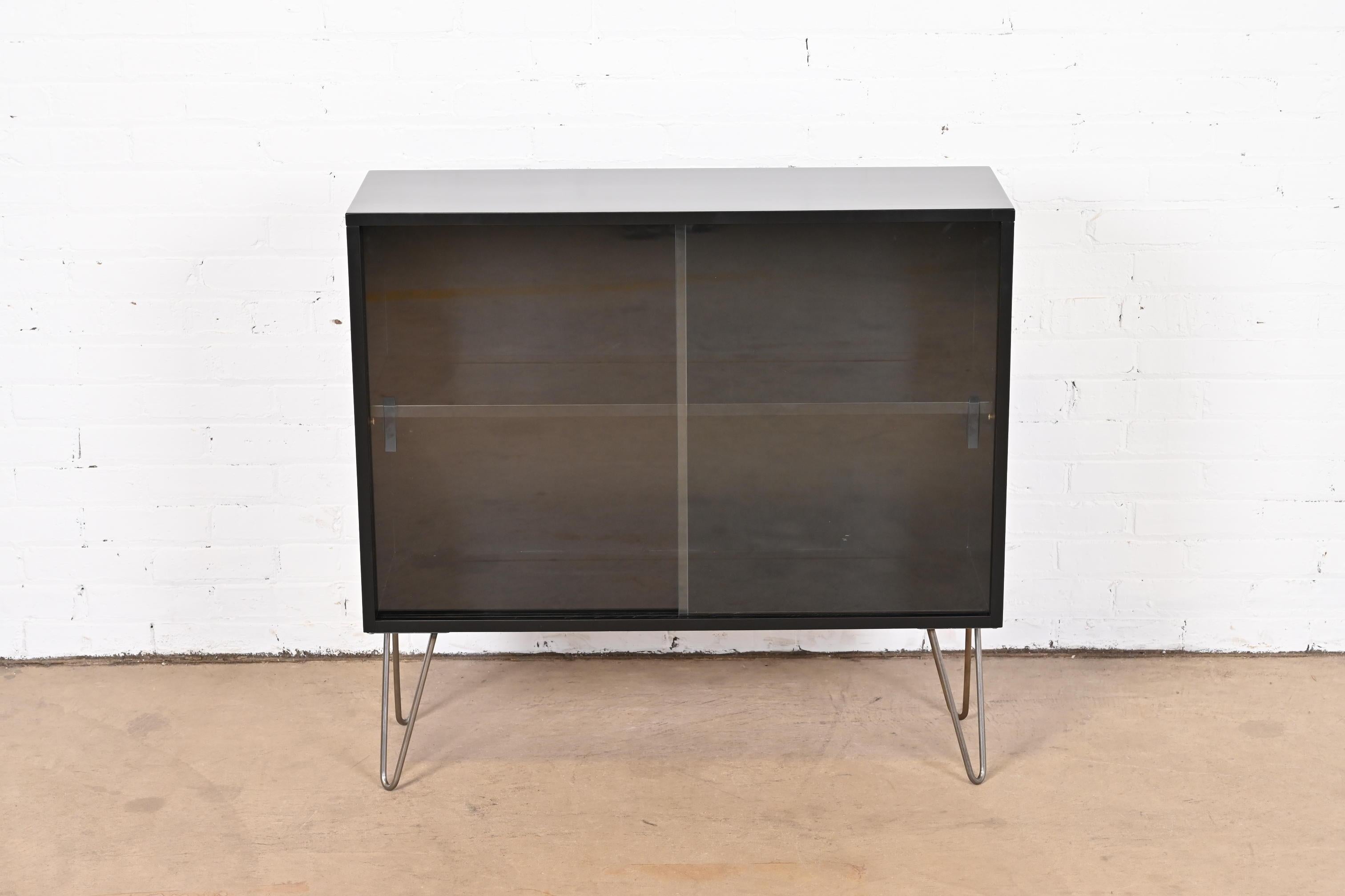 Mid-Century Modern Paul McCobb Planner Group Black Lacquered Bookcase on Hairpin Legs, Refinished For Sale