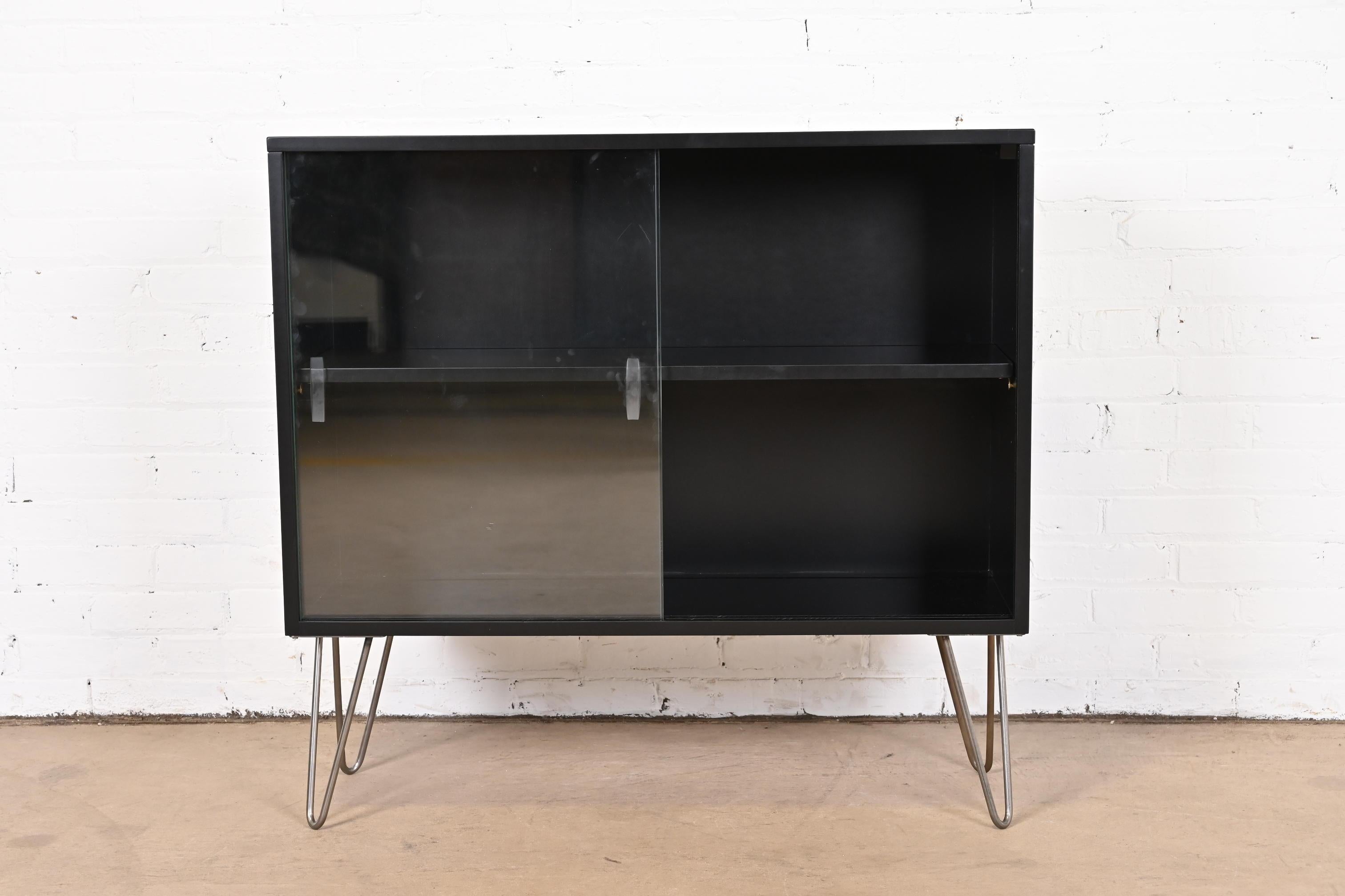Mid-20th Century Paul McCobb Planner Group Black Lacquered Bookcase on Hairpin Legs, Refinished For Sale