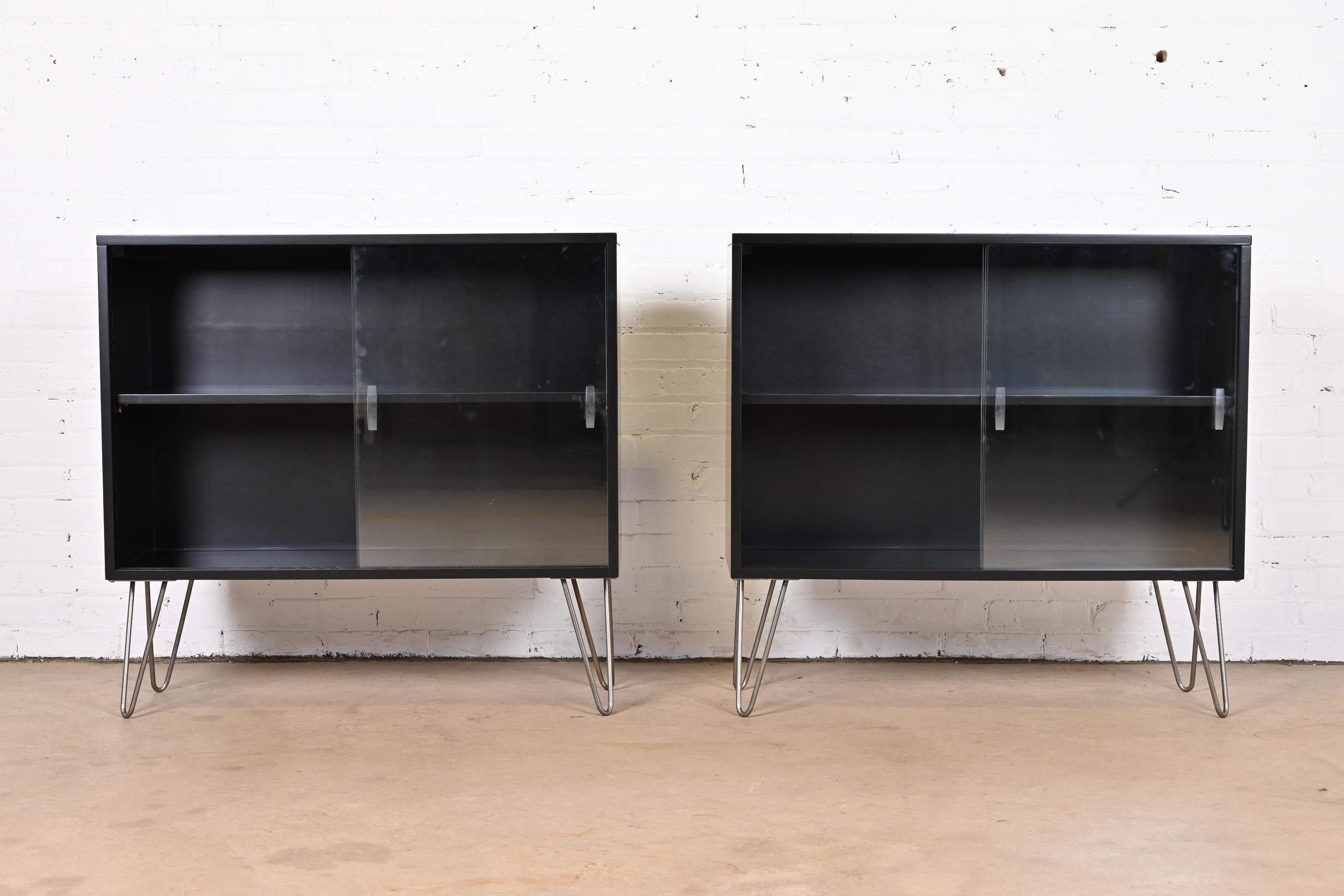 Paul McCobb Planner Group Black Lacquered Bookcases on Hairpin Legs, Refinished For Sale 2