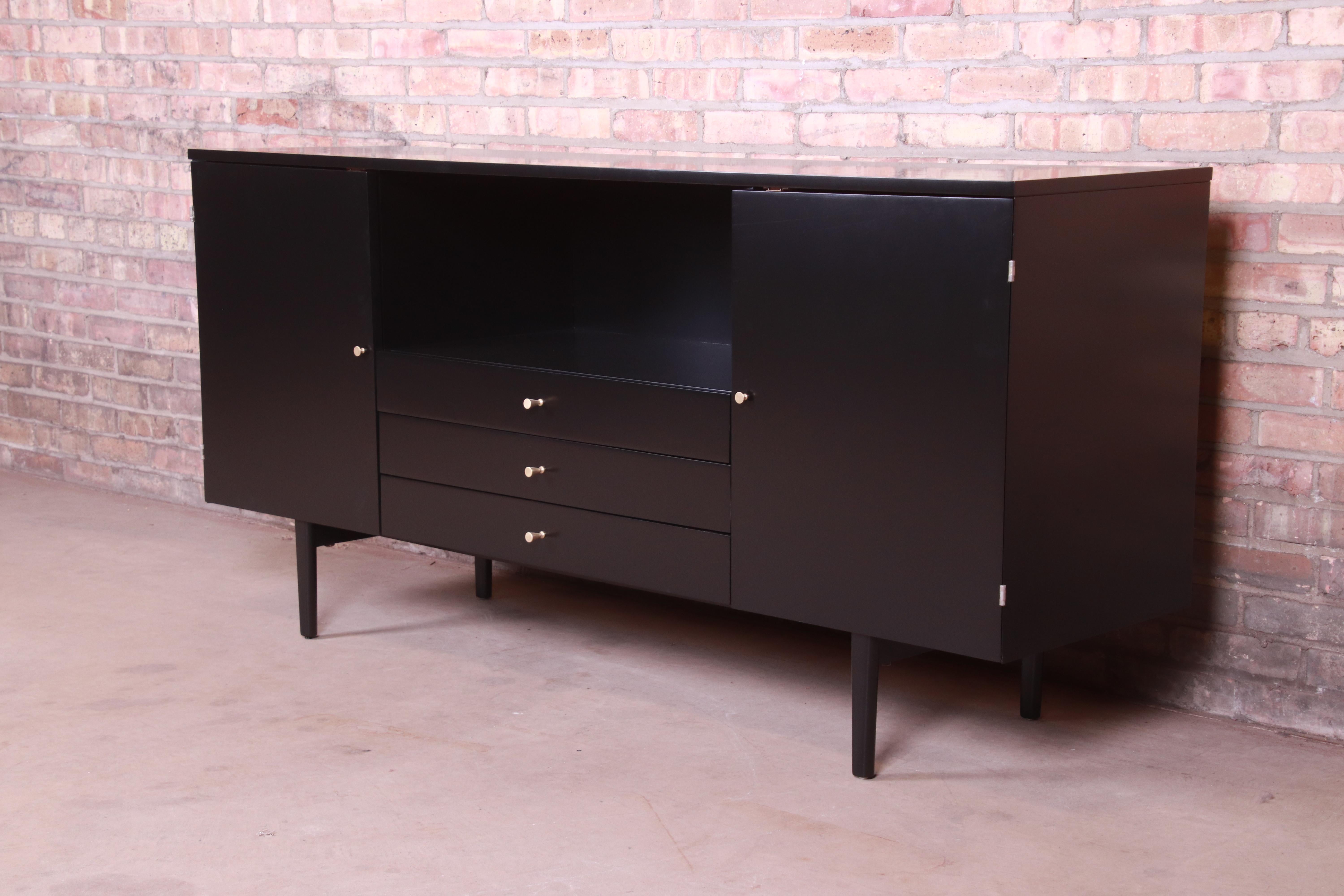 An exceptional Mid-Century Modern sideboard, credenza, or media cabinet

By Paul McCobb for Winchendon Furniture 