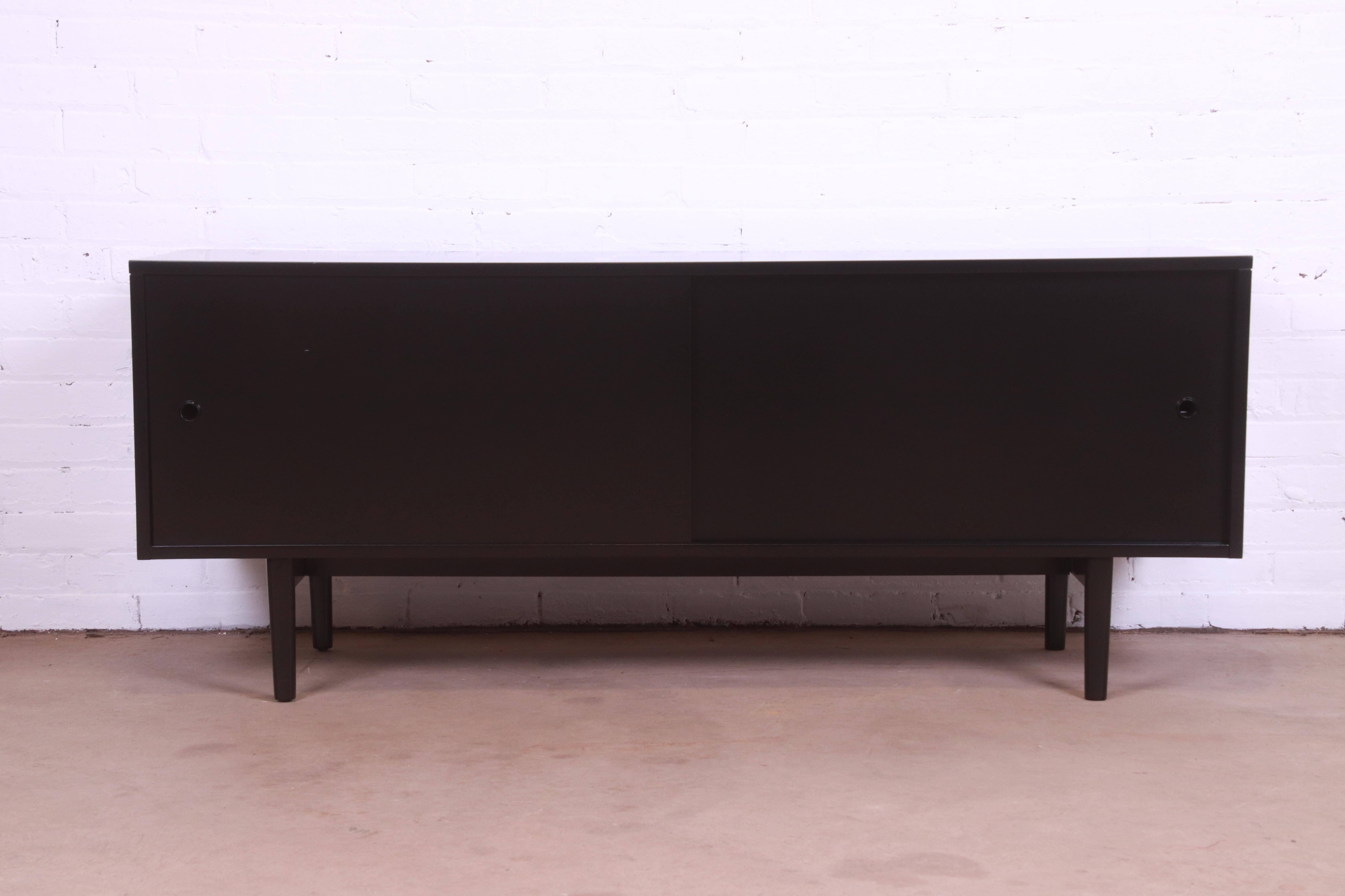 An exceptional Minimalist Mid-Century Modern sliding door credenza or record cabinet

By Paul McCobb for Winchendon Furniture, 