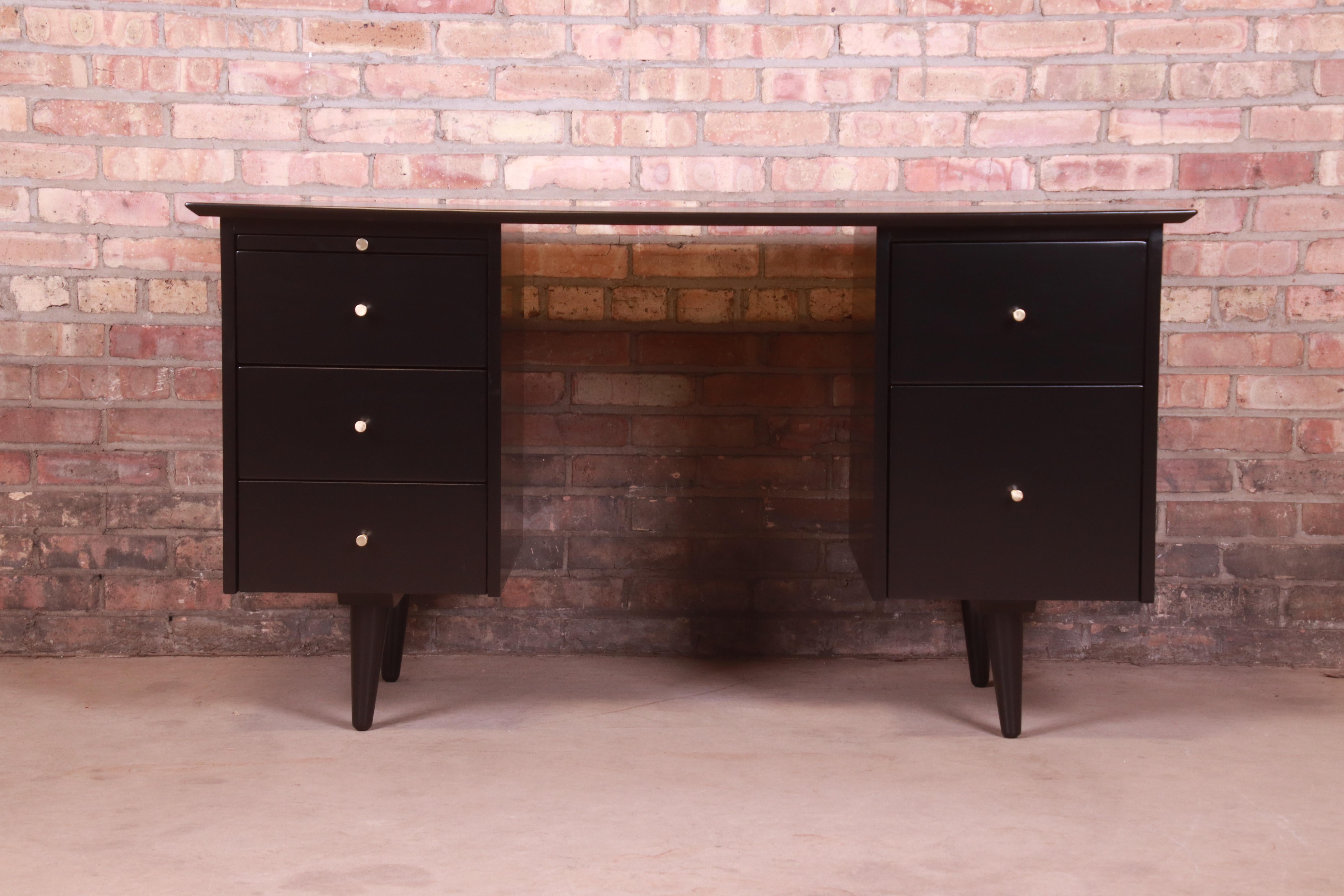 An exceptional Mid-Century Modern double pedestal executive writing desk

By Paul McCobb for Winchendon Furniture, 