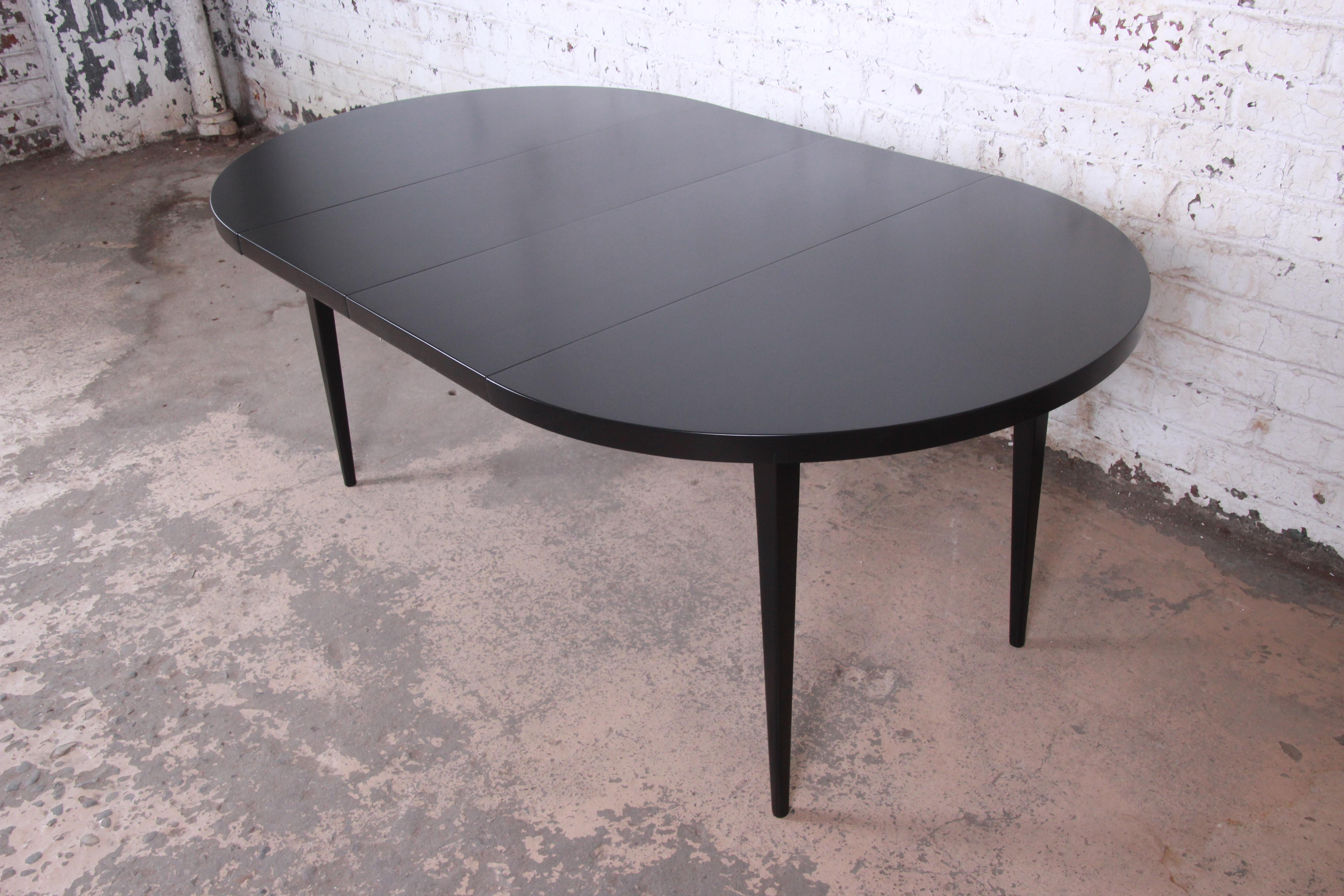 An exceptional Mid-Century Modern black lacquered extension dining table

Designed by Paul McCobb for his Planner Group line for Winchendon Furniture

USA, 1950s

Birch and black lacquer

Measures: 42