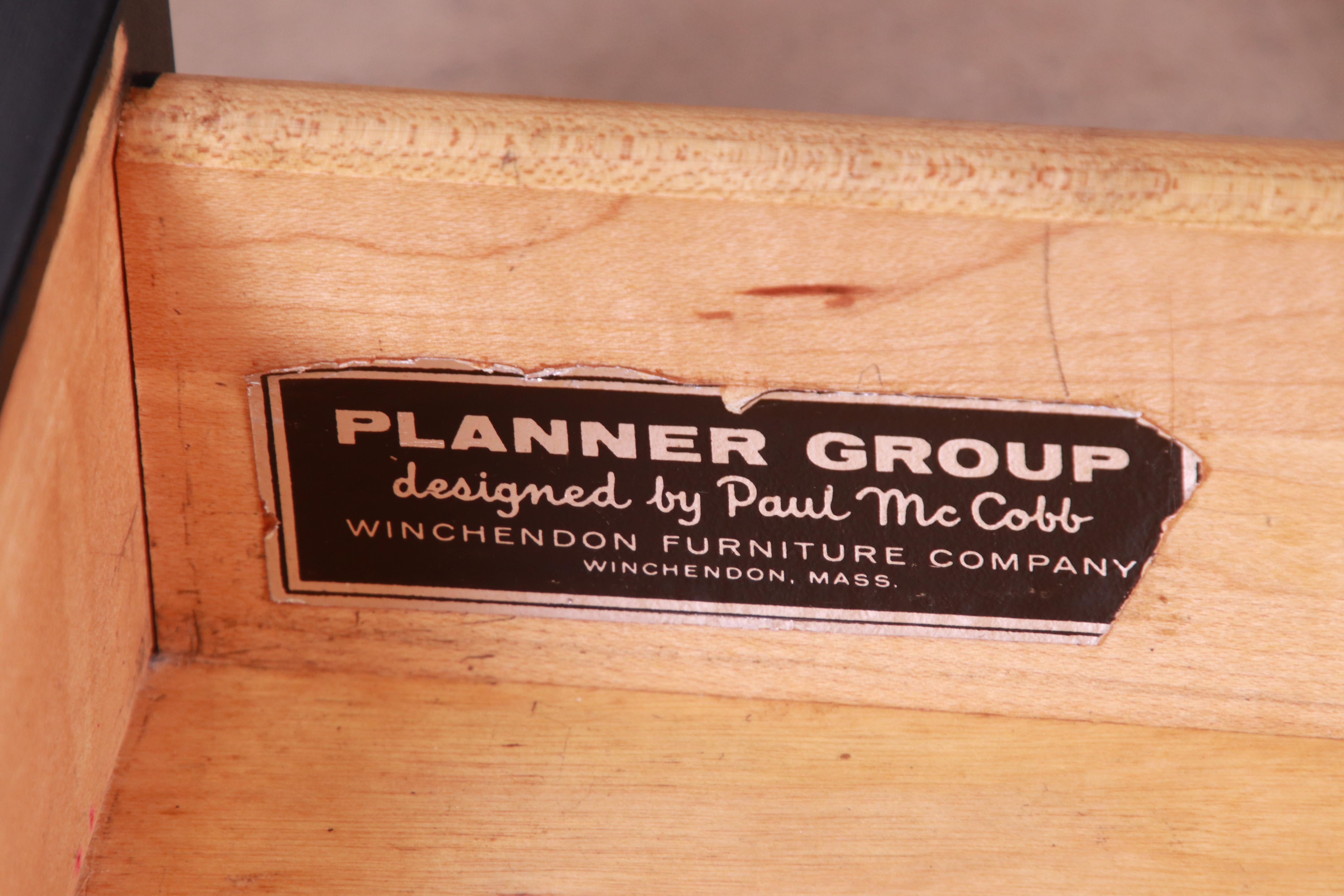 Tables de nuit laquées noires Paul McCobb Planner Group, nouvellement revernies en vente 10