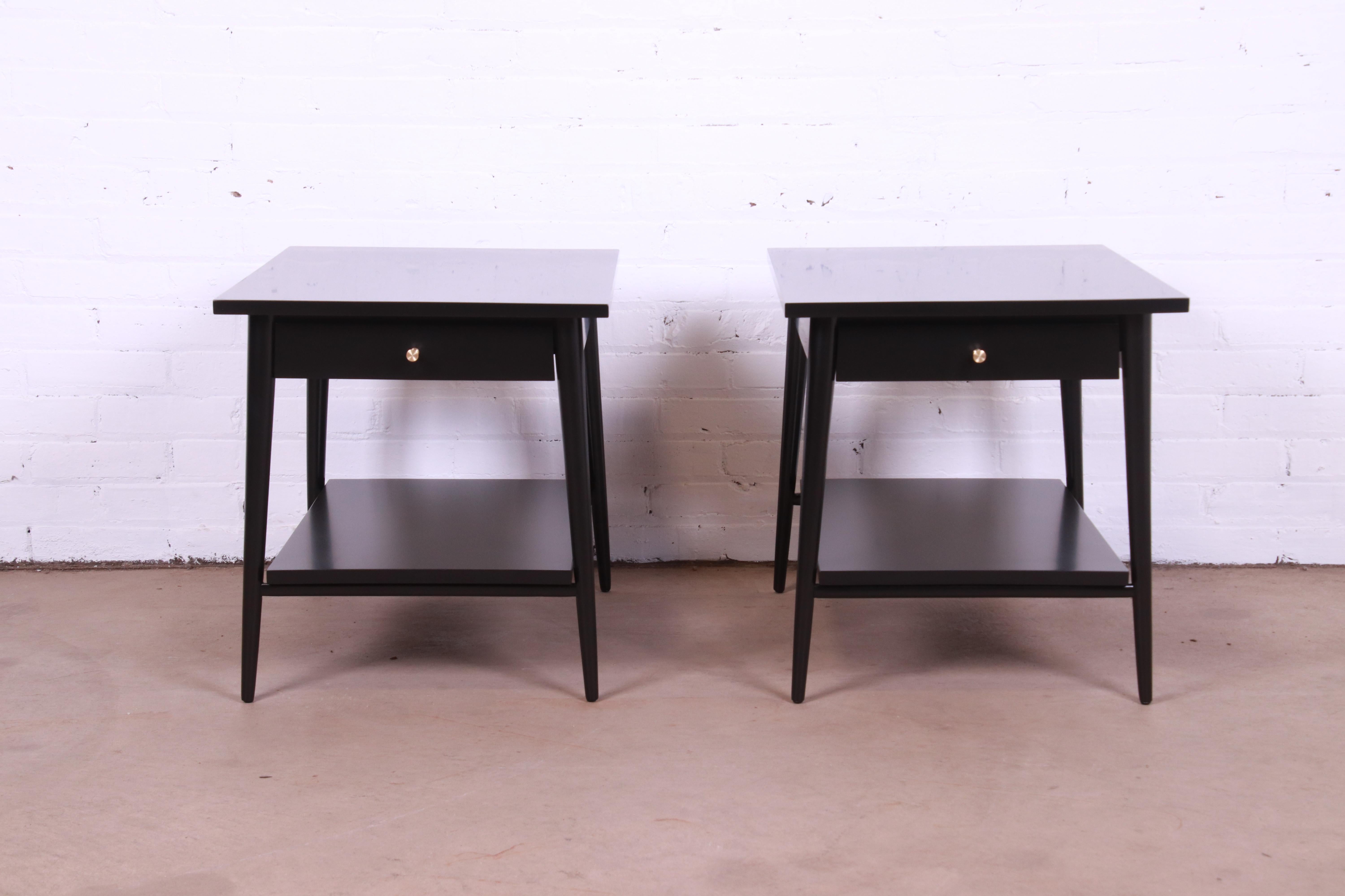 Mid-Century Modern Tables de nuit laquées noires Paul McCobb Planner Group, nouvellement revernies en vente