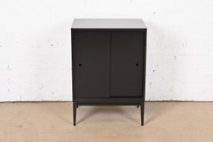 Paul McCobb Planner Group Armario para discos lacado en negro con puertas correderas