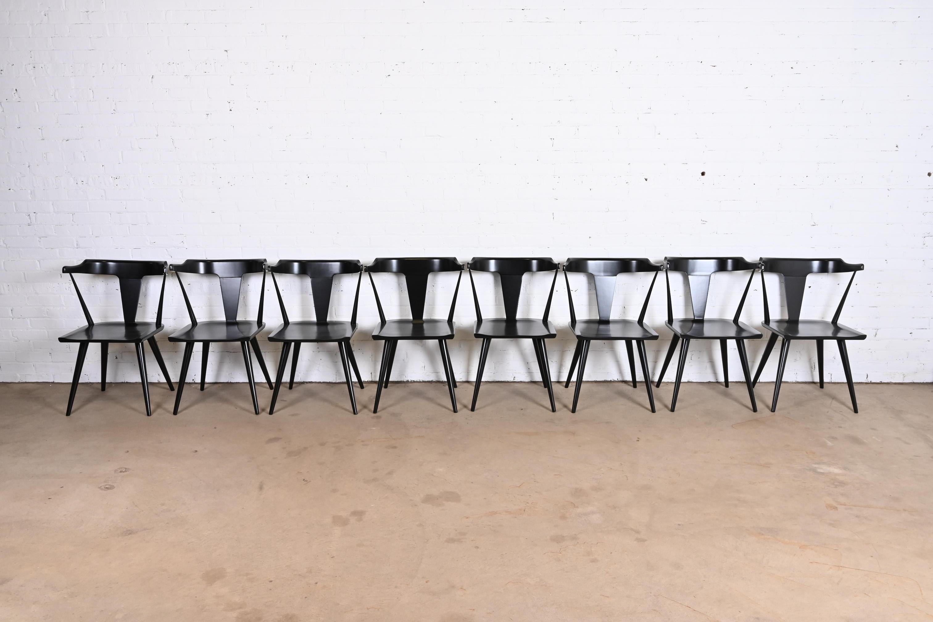 Ensemble exceptionnel de huit chaises de salle à manger à dossier en T, de style moderne du milieu du siècle dernier.

Par Paul McCobb pour Winchendon Furniture, 
