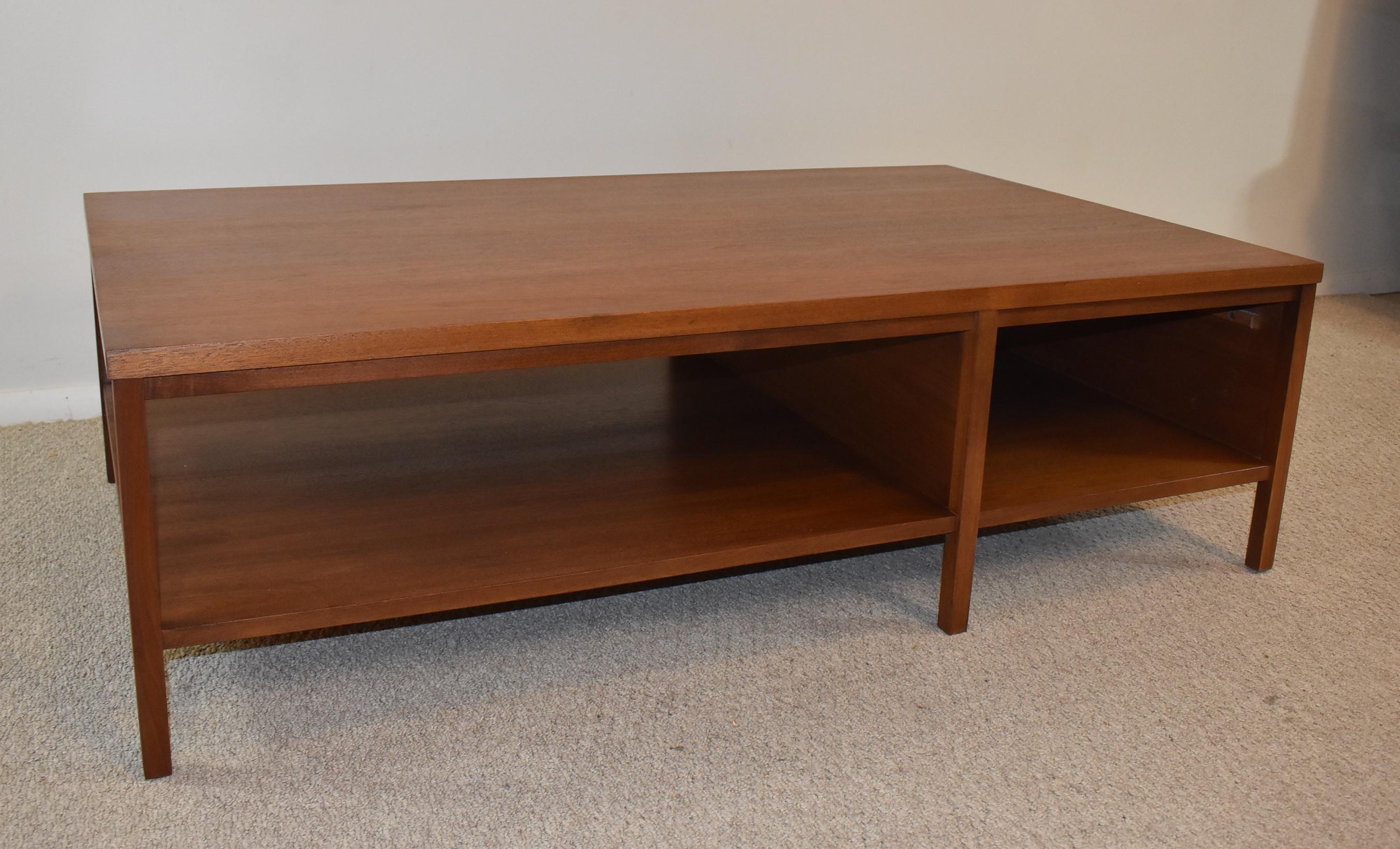 Paul McCobb Planner Group Couchtisch für Calvin Furniture, Co. Couchtisch aus Nussbaumholz mit einer einzigen Schublade und einer kompletten unteren Ablage. Ausgezeichneter Zustand. 54