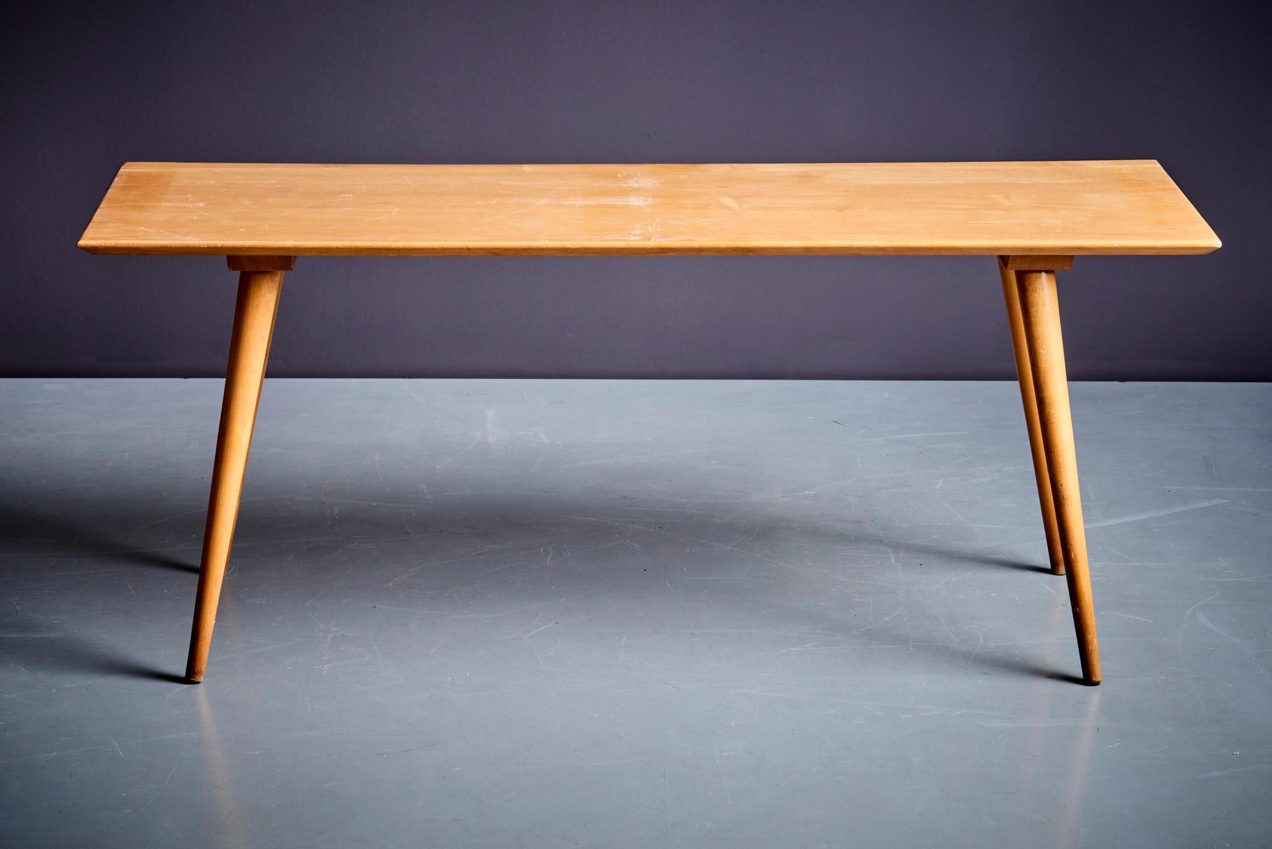 Table basse Planner Group conçue par Paul McCobb, qui a été sa ligne de meubles la mieux accueillie au cours de sa longue carrière. Cet exemple est une table basse ou un banc en érable massif avec des pieds effilés.