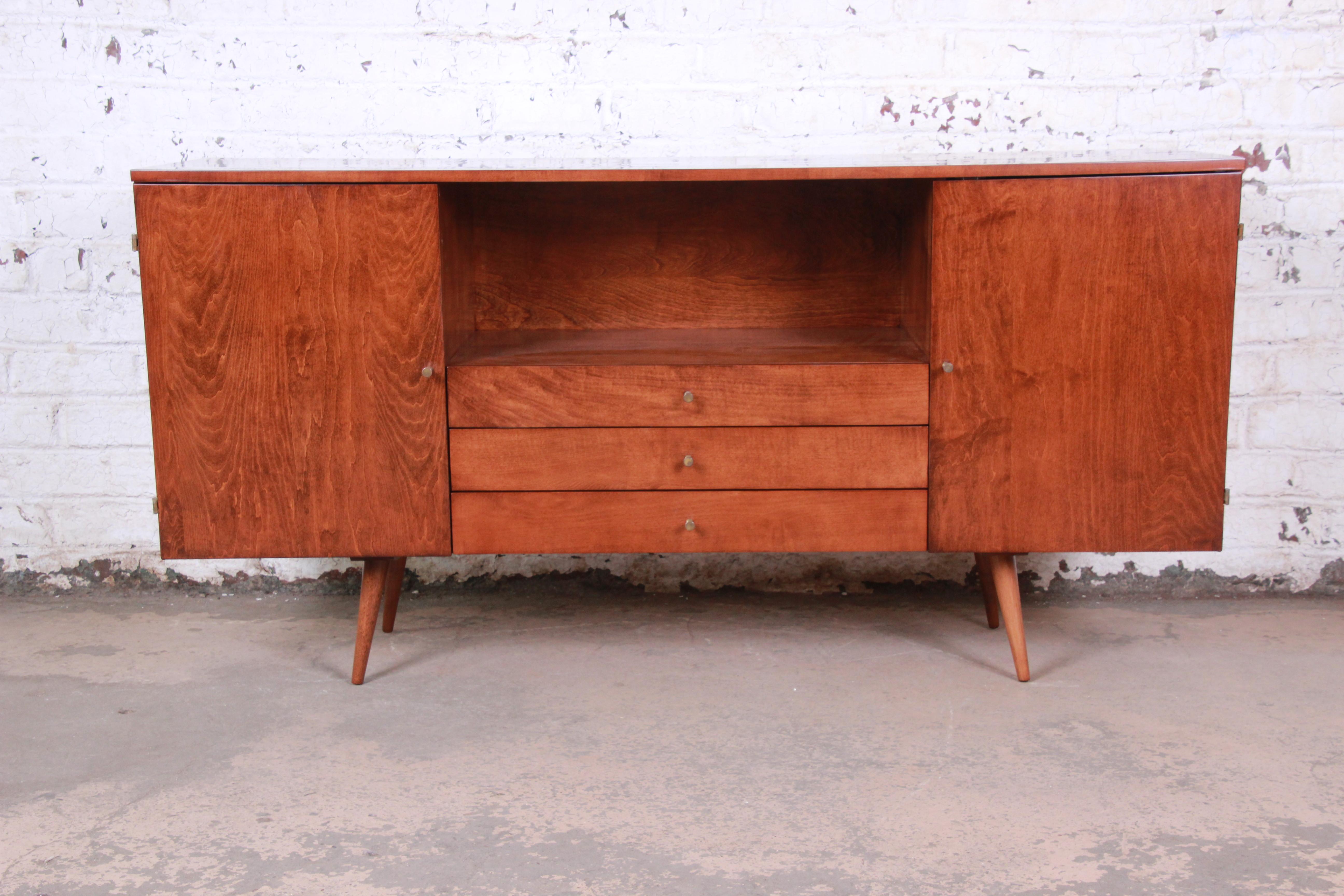A rare and exceptional Mid-Century Modern solid birch credenza or media cabinet

Designed by Paul McCobb for his Planner Group line for Winchendon Furniture

USA, 1950s

Solid birch and iconic brass drawer pulls

Measures: 66