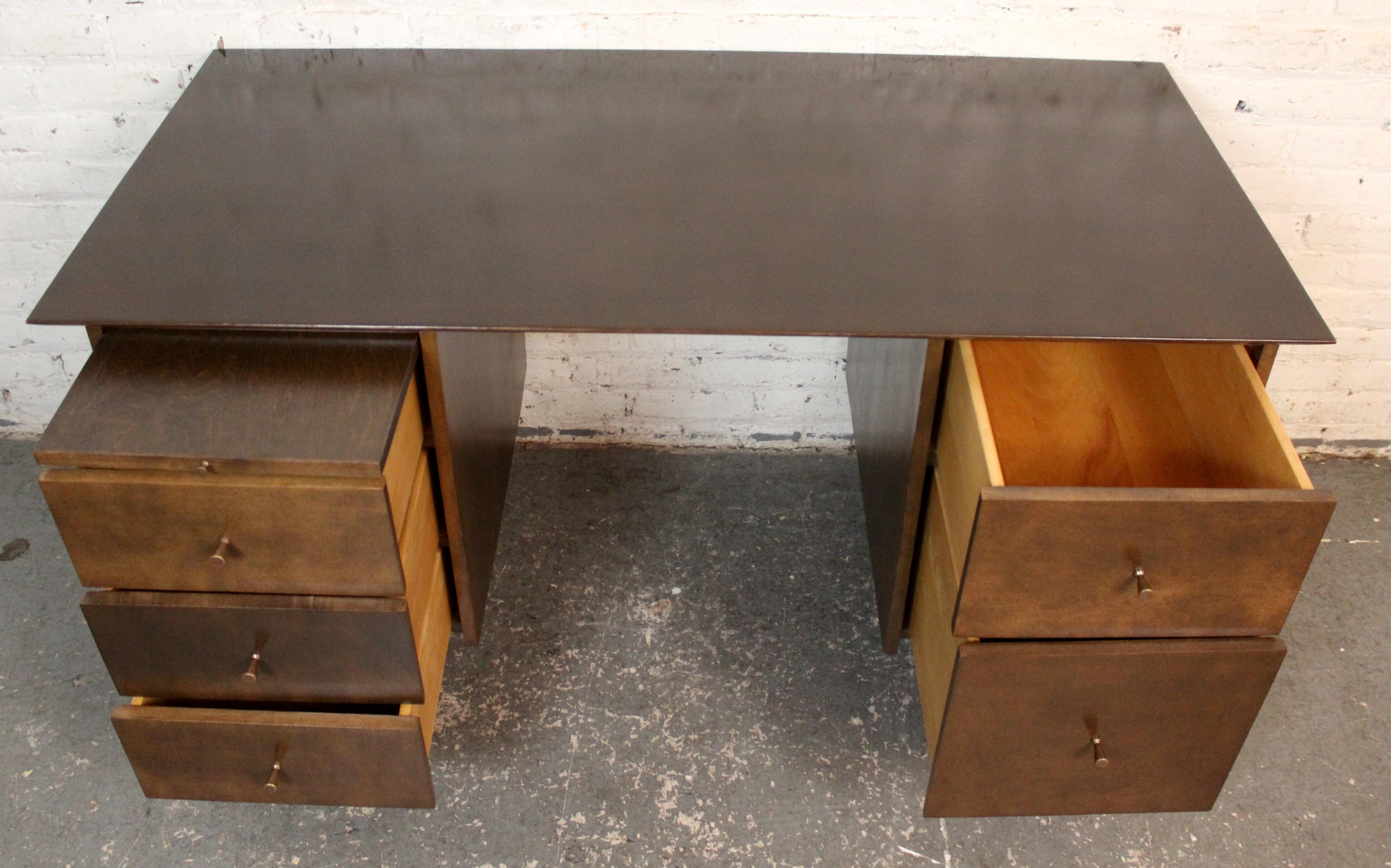 Ottone Scrivania Planner Group di Paul McCobb in finitura tabacco in vendita