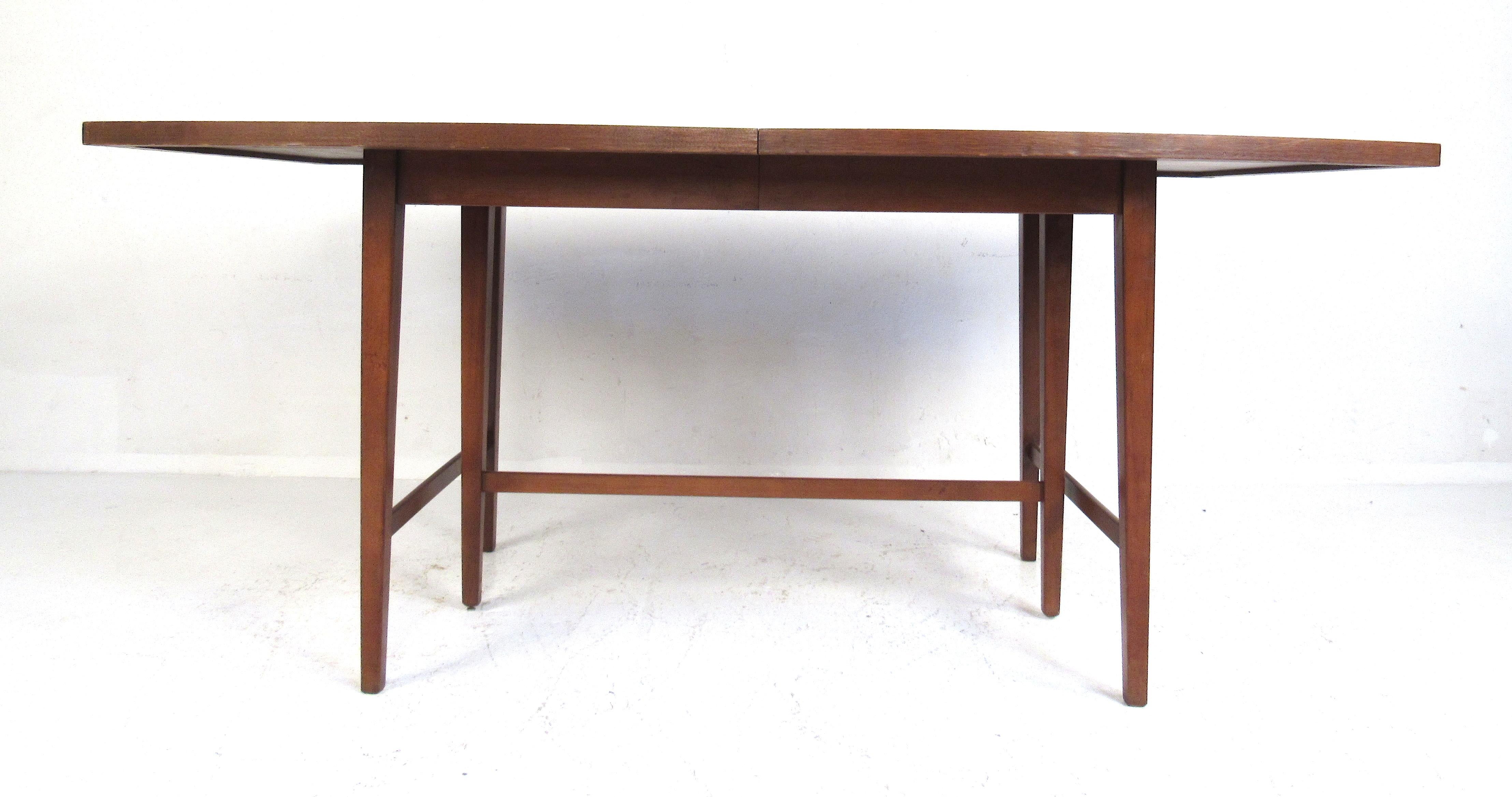Paul McCobb Mid-Century Modern Esstisch. Ein atemberaubender Tisch, der von Paul McCobb für seine Planner Group-Linie für Winchendon Furniture entworfen wurde. Er zeichnet sich durch ein elegantes Midcentury-Design, eine einzigartige bootsförmige
