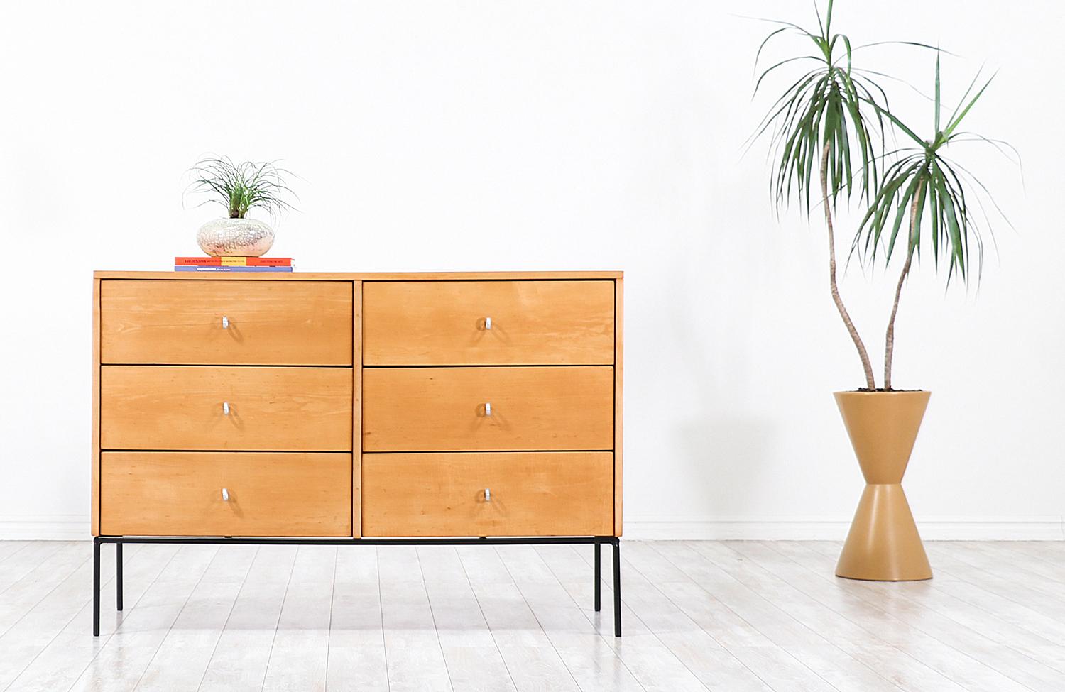 Elegant modern six-drawer dresser designed by Paul McCobb for Winchendon Furniture in the United States, circa 1950s. This sleek and exceptional design belongs to McCobb’s famous ‘Planner Group’ line and features a maple wood construction and six