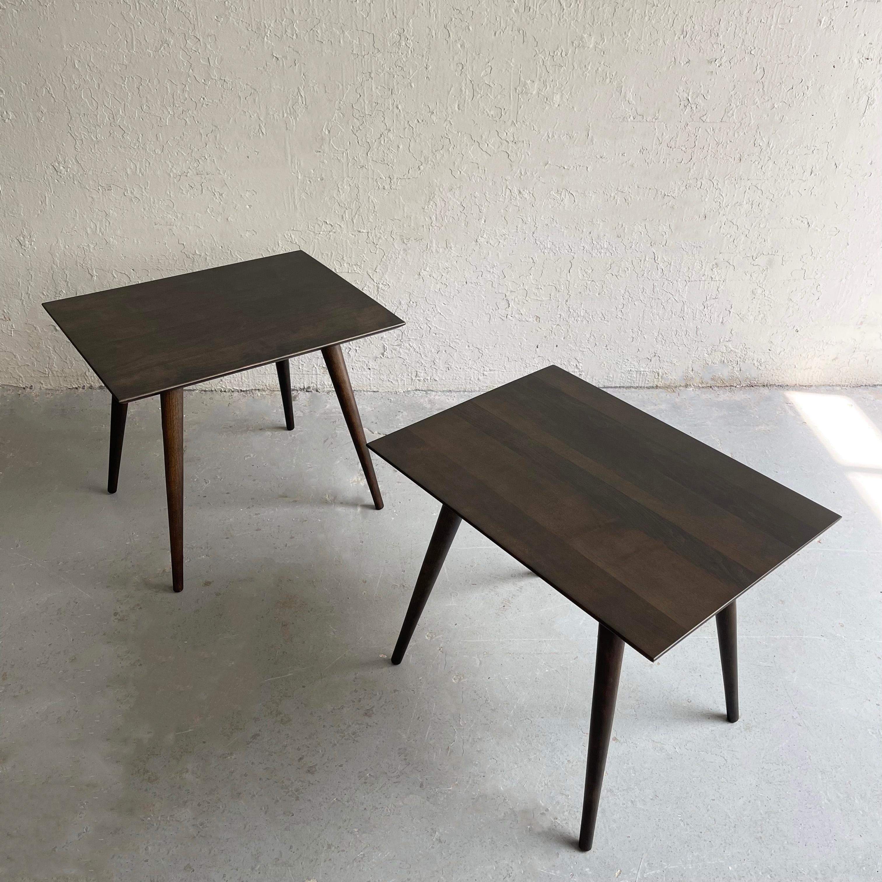 Zwei klassische Beistelltische aus Ahornholz aus der Mitte des Jahrhunderts von Paul McCobb für Planner Group, Winchendon, mit ebonisierter Oberfläche.
