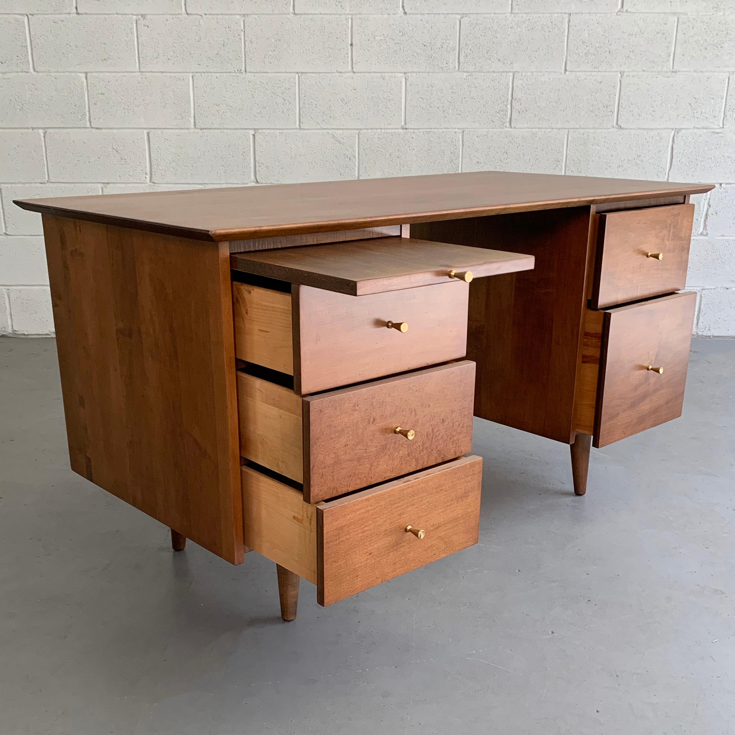 Paul McCobb Planner Group for Winchendon Double Pedestal Maple Desk In Good Condition In Brooklyn, NY