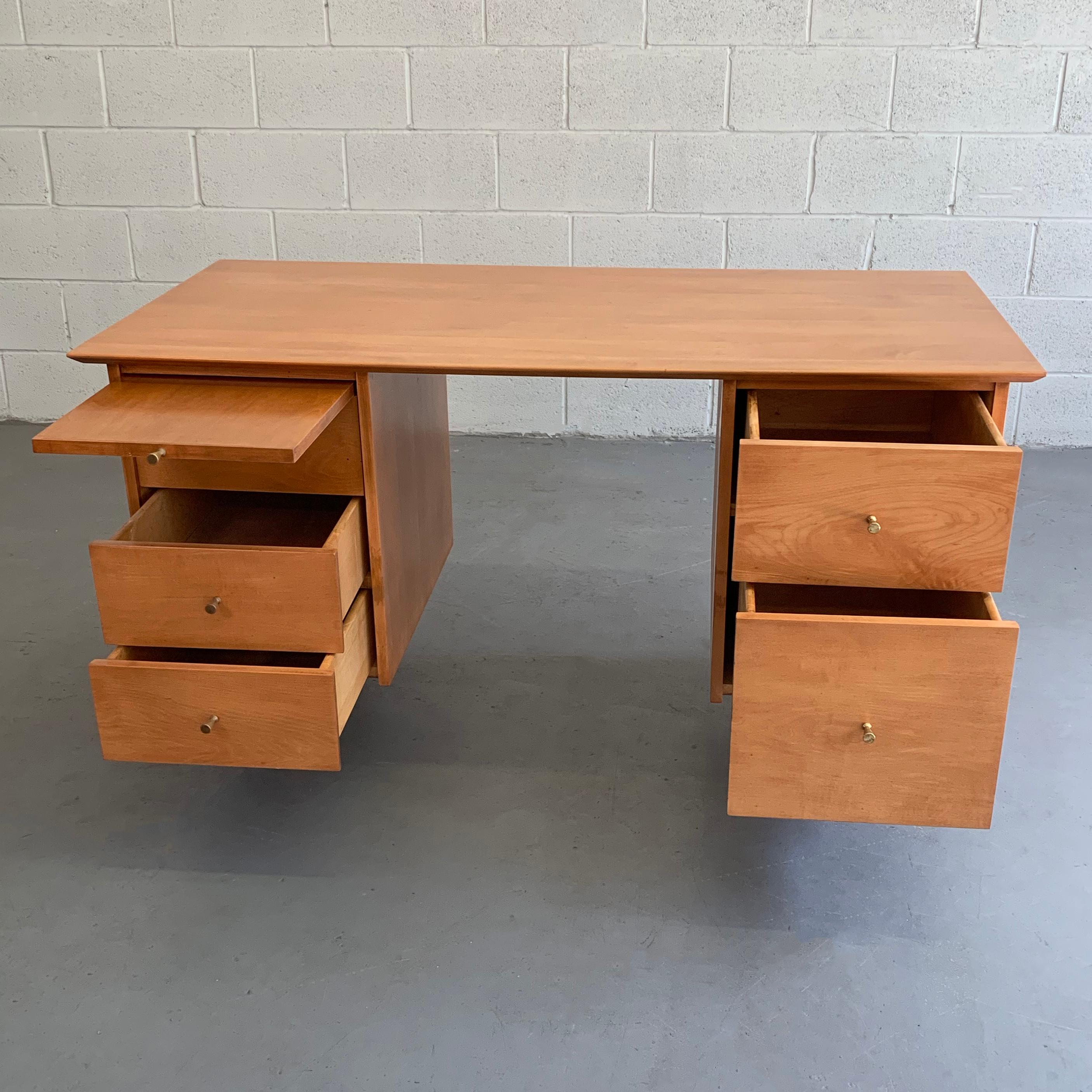 Paul McCobb Planner Group For Winchendon Double Pedestal Natural Maple Desk In Good Condition In Brooklyn, NY
