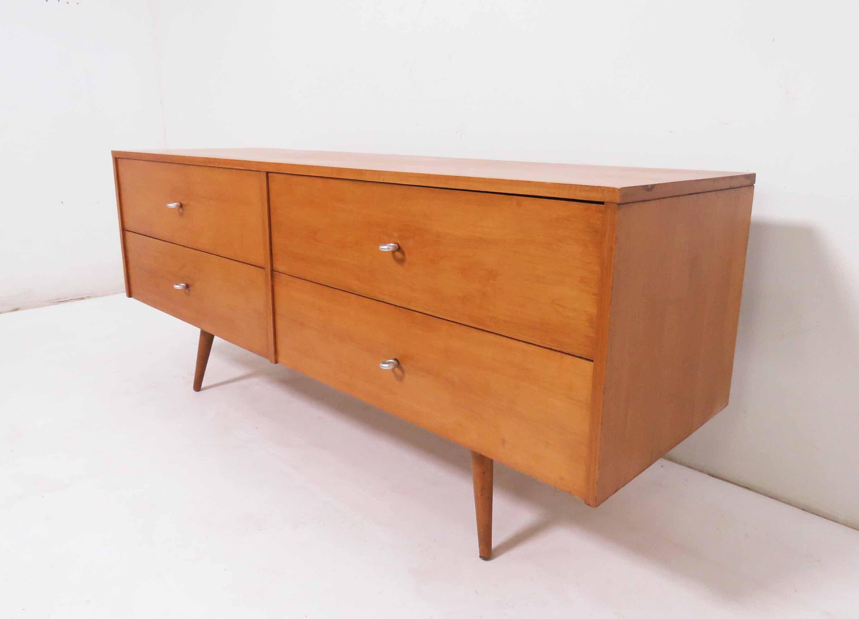 Mid-Century Modern chest of drawers in natural maple finish designed by Paul McCobb for Planner Group, Winchendon Furniture Co., circa 1950s. At just under 26