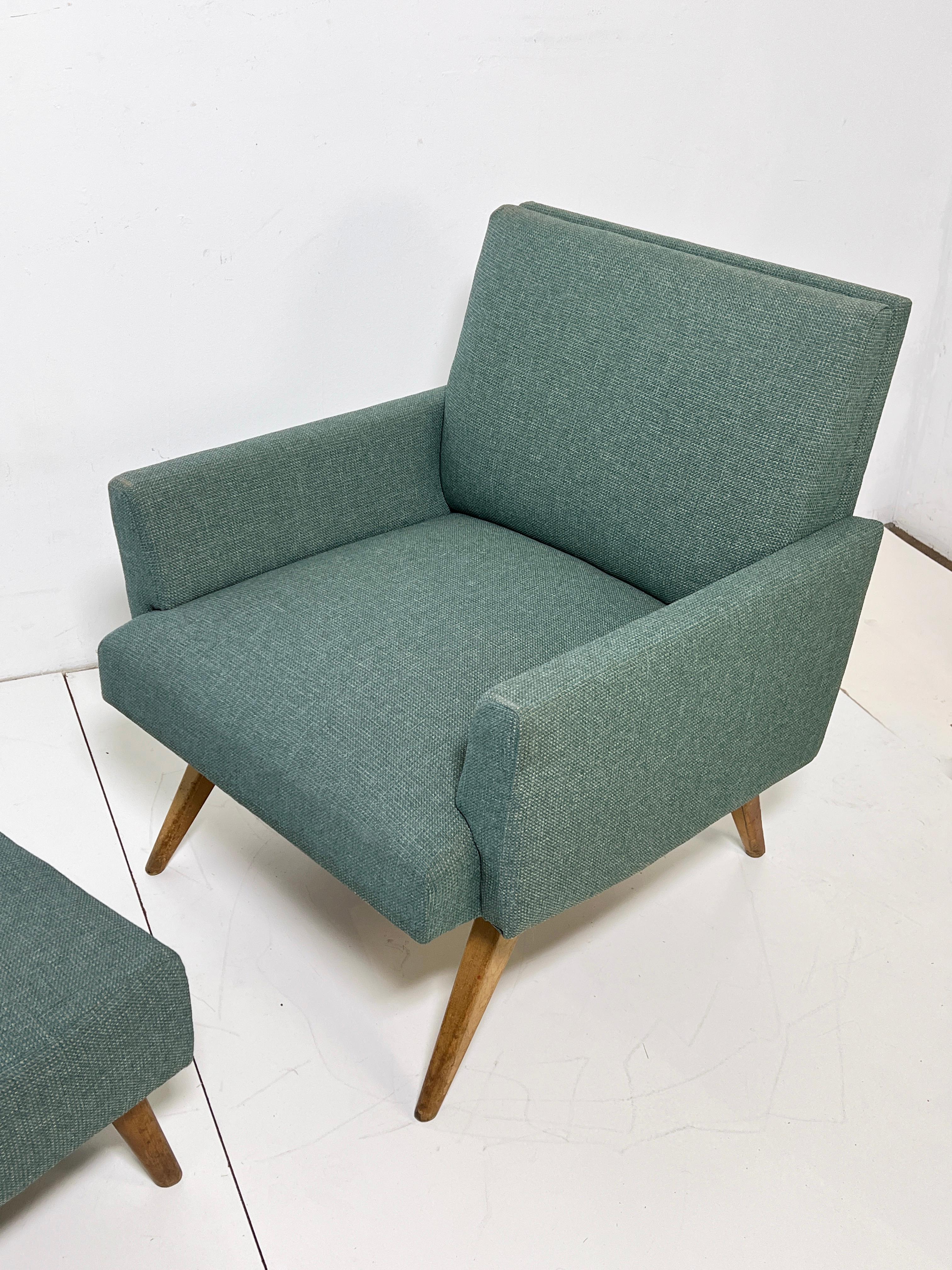 Ein Sessel und eine Ottomane aus den 1950er Jahren von Paul McCobb aus seiner frühen Planner Group Line für Directional.

Stuhl misst 33,75