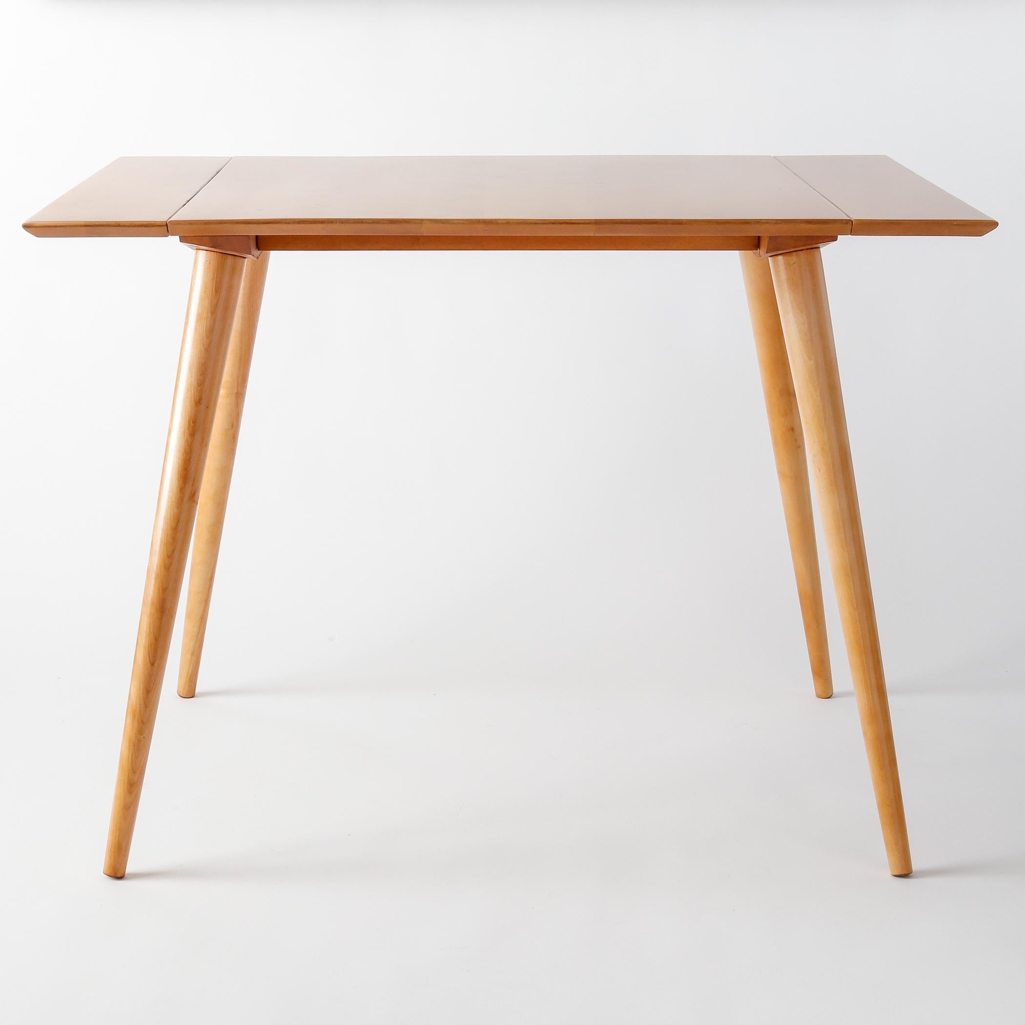 Paul McCobb extension dining table in solid maple from his Planner Group for Winchendon, model 1521. This is the smallest of his dining tables from this line, measuring just 30 x 40 inches without the leaves (each leaf measure 30 x 10 inches).