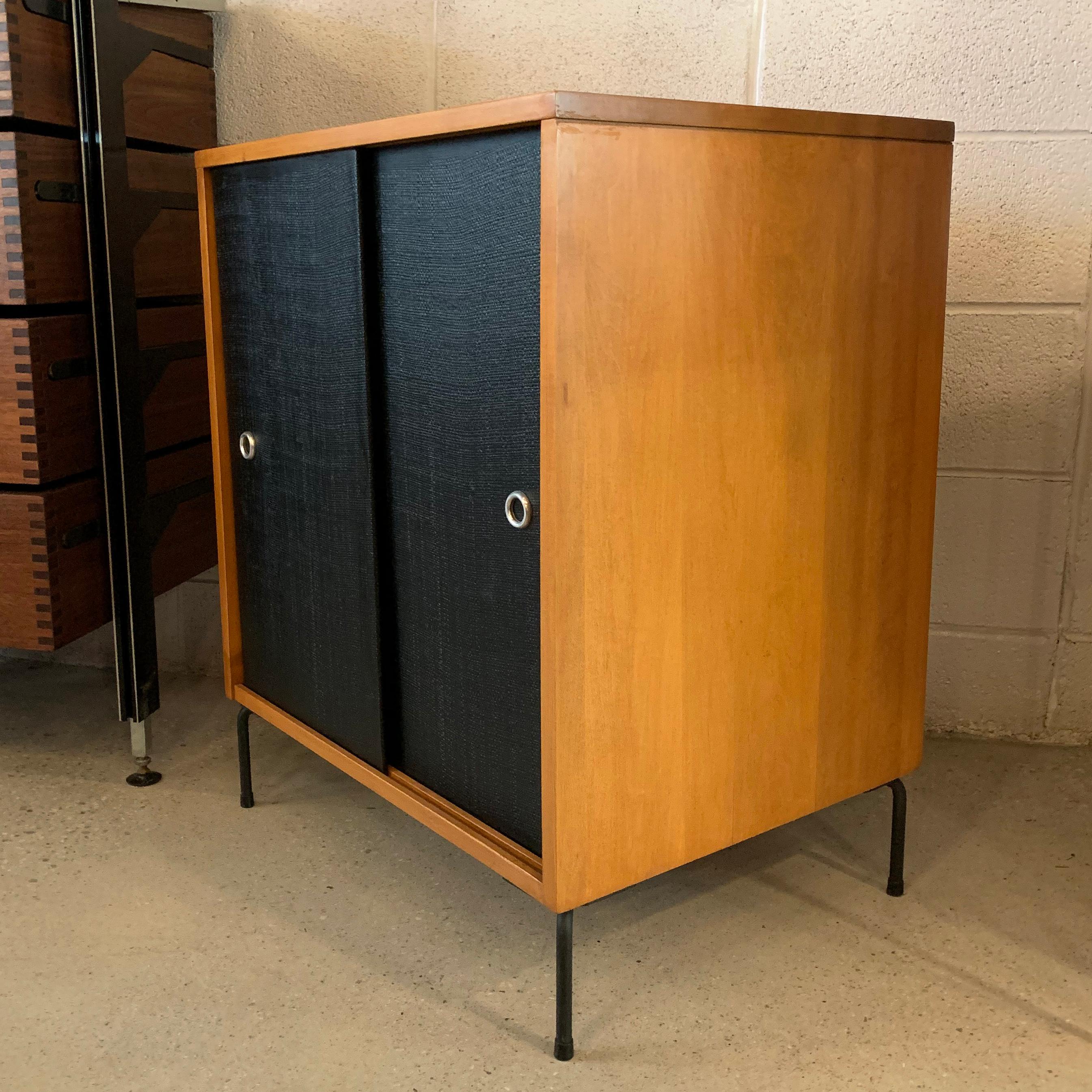 Paul McCobb Planner Group Maple Sliding Door Cabinet In Good Condition In Brooklyn, NY