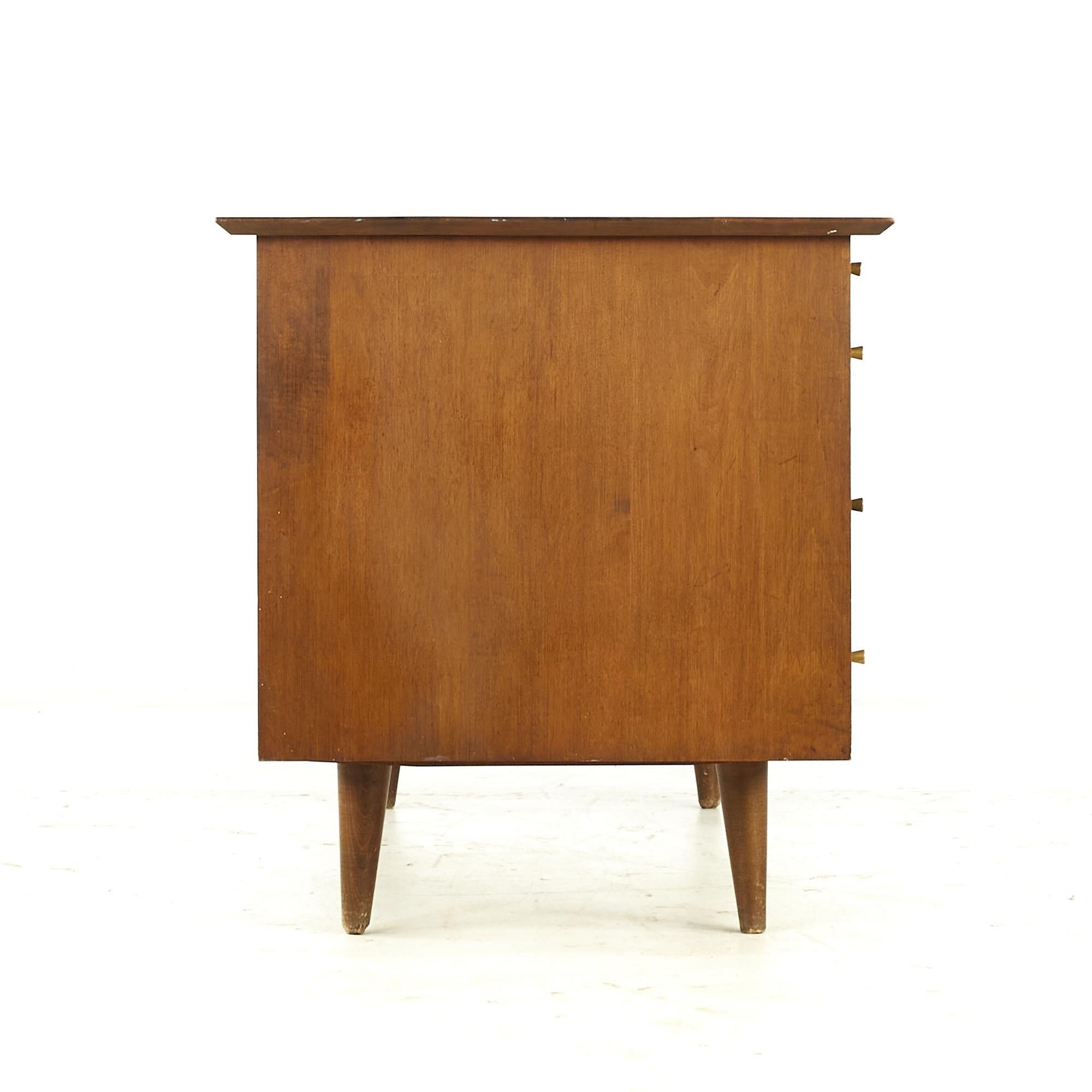 Paul McCobb Planner Group Midcentury Double Pedestal Desk In Good Condition For Sale In Countryside, IL