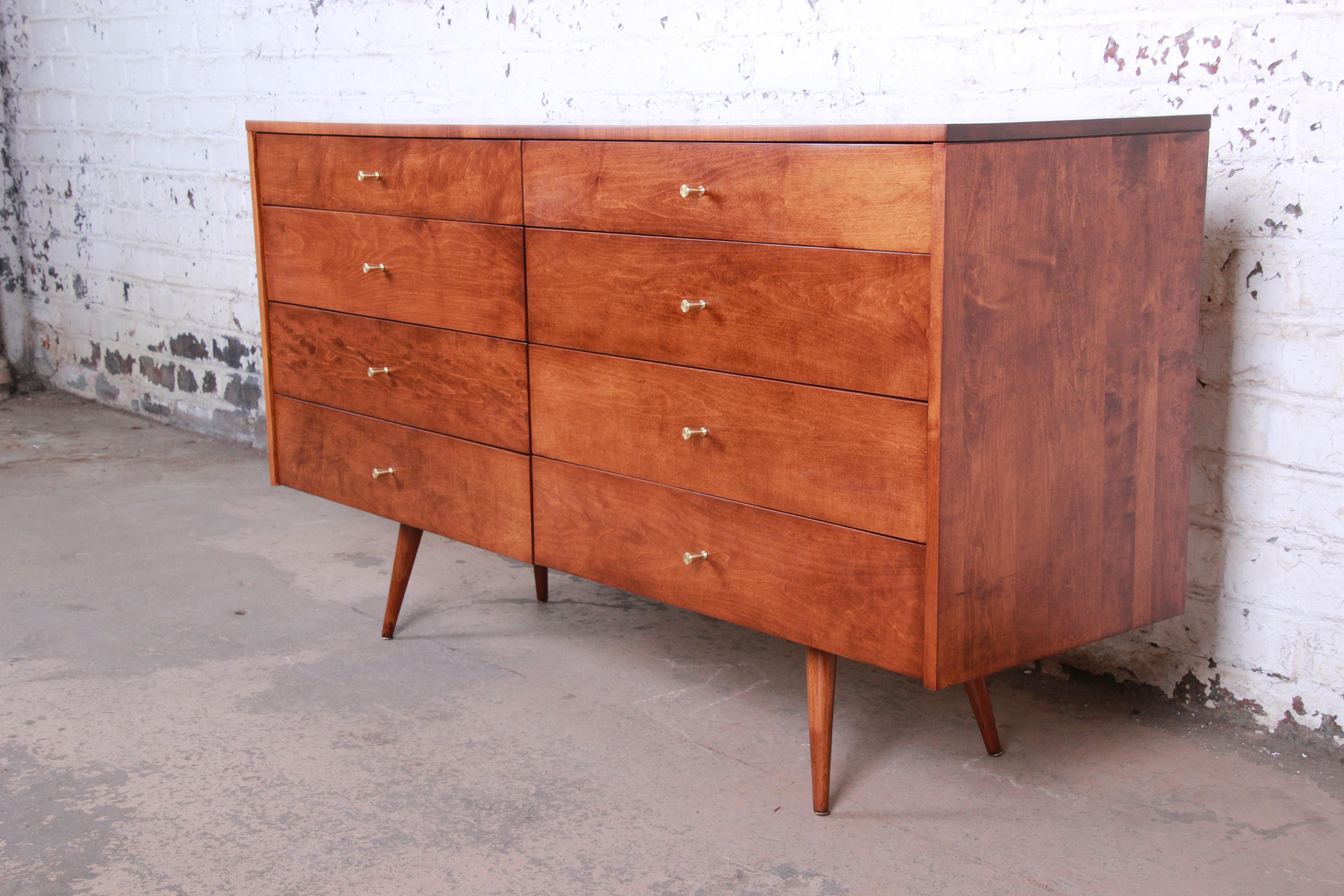 An exceptional Mid-Century Modern long dresser or credenza from the Planner Group line by Paul McCobb for Winchendon Furniture. The dresser features solid maple construction with gorgeous wood grain. It has clean, sleek midcentury lines--an