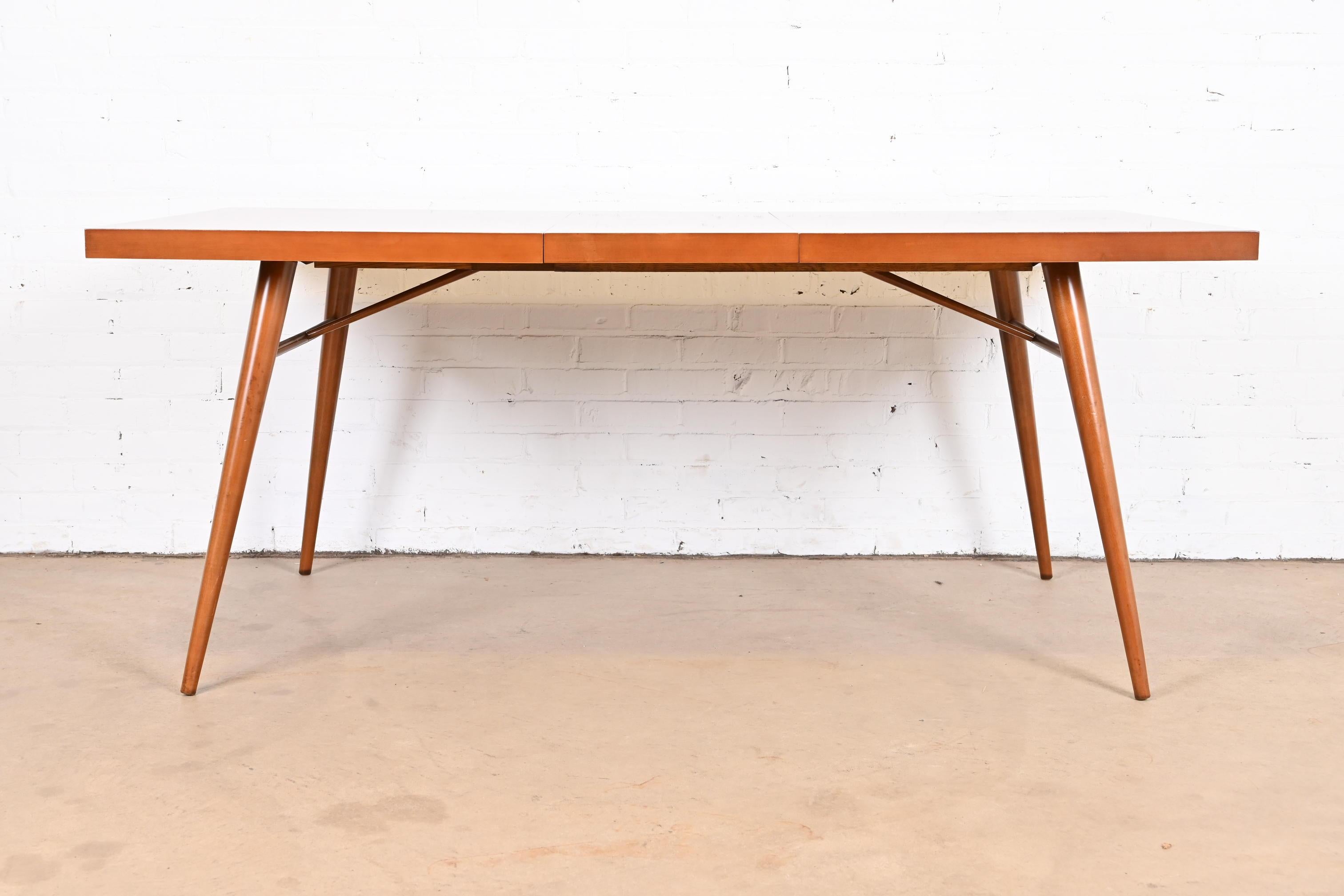 Une table de salle à manger à rallonge en bouleau, élégante et moderne du milieu du siècle.

Par Paul McCobb pour Winchendon Furniture, 