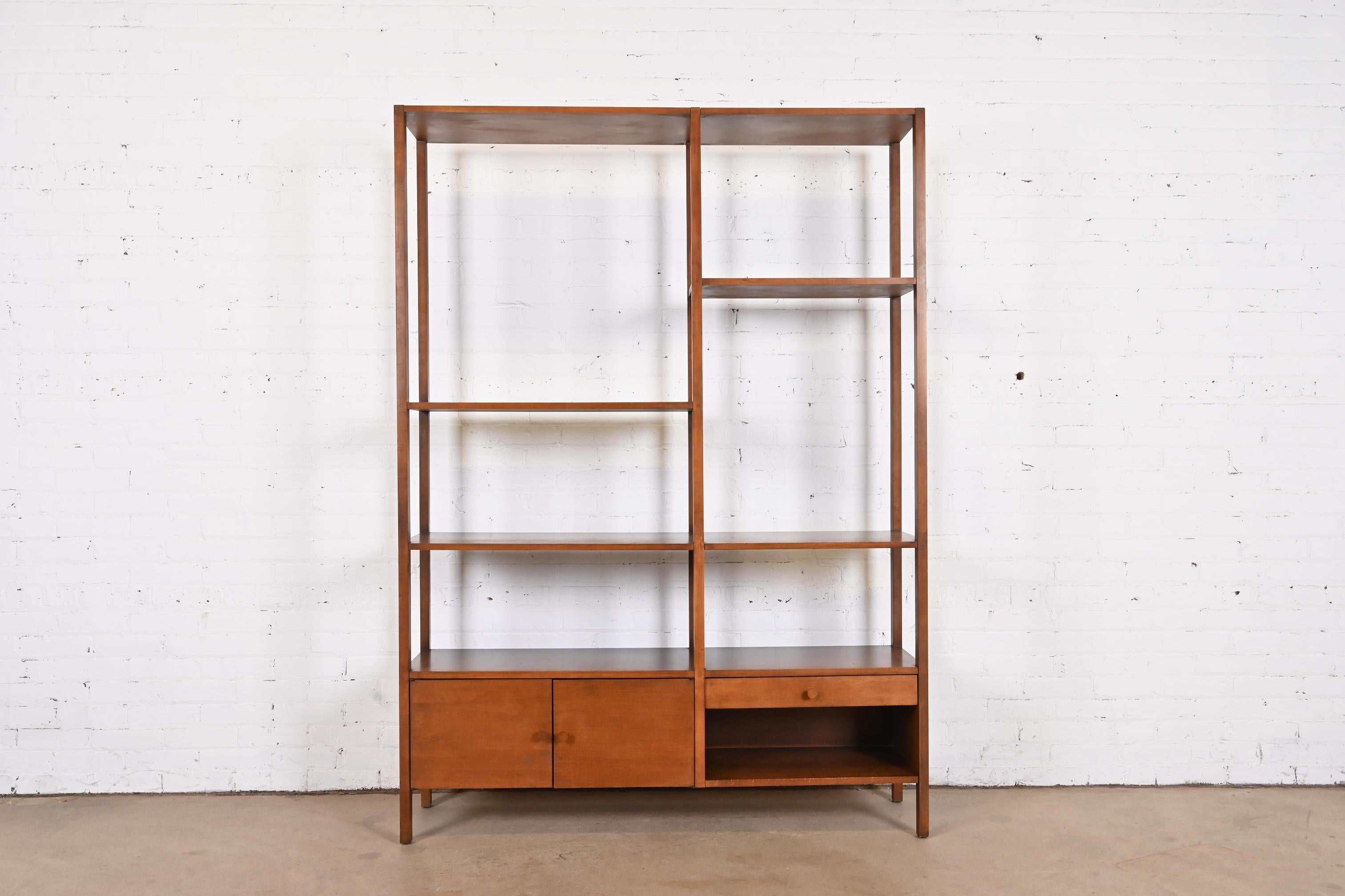 An exceptional Mid-Century Modern birch room divider, etagere, or wall unit

By Paul McCobb for Planner Group

USA, 1950s

Measures: 54.25