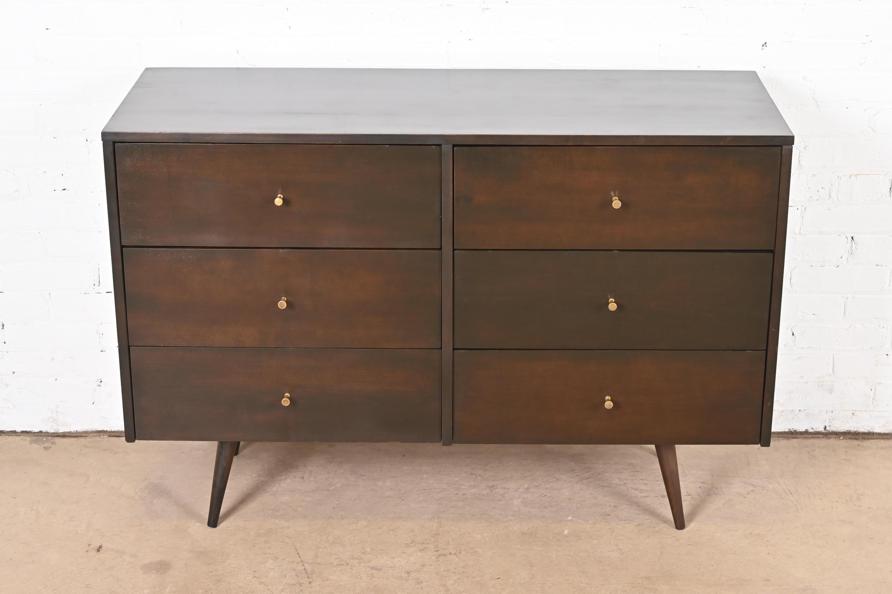 Un iconico comò o credenza a sei cassetti in stile Mid-Century Modern

Di Paul McCobb per Winchendon Furniture, 