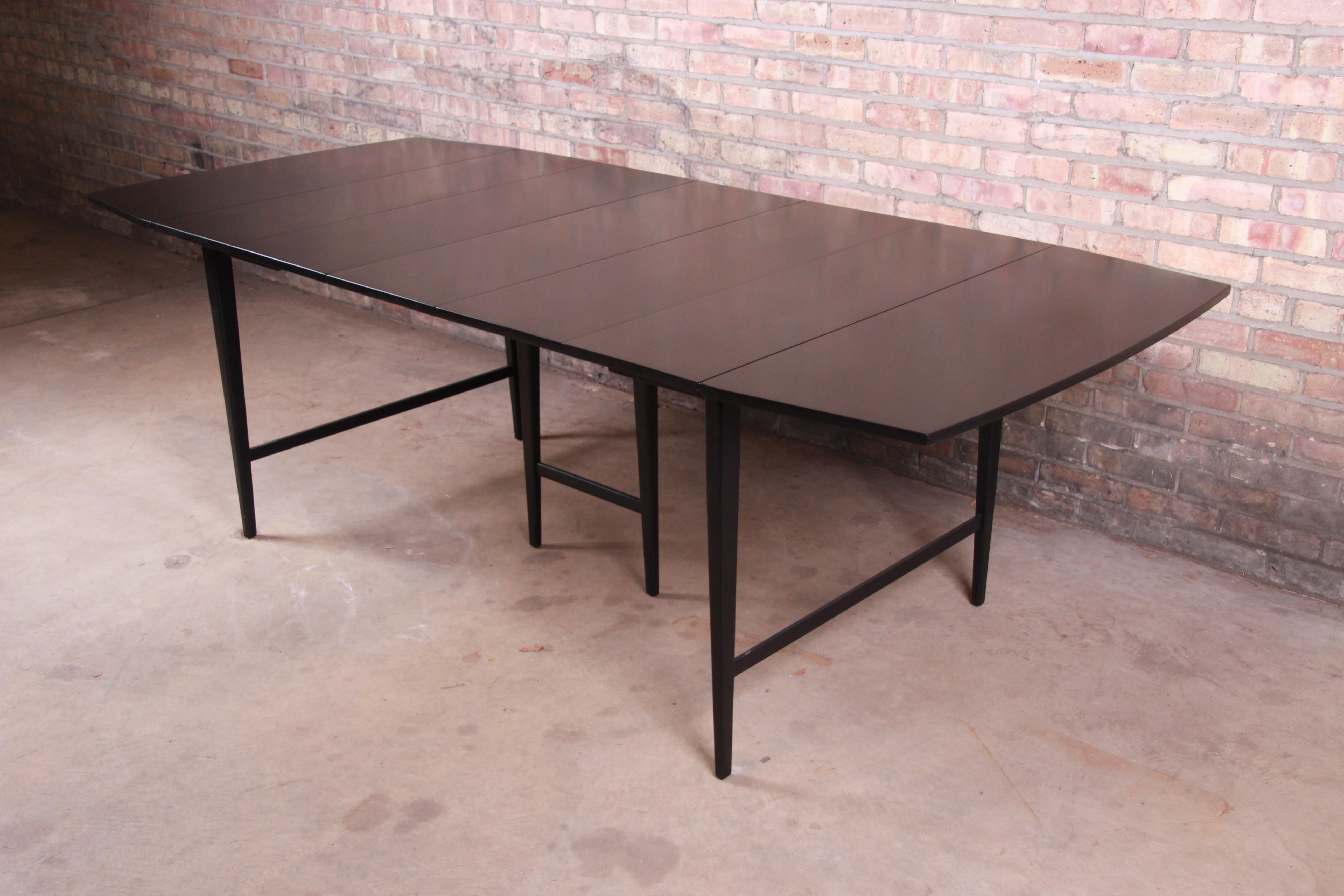 Une table de salle à manger à rallonge élégante et stylée, de style Mid-Century Modern, à rallonge et à feuilles mobiles

Par Paul McCobb pour Winchendon Furniture 